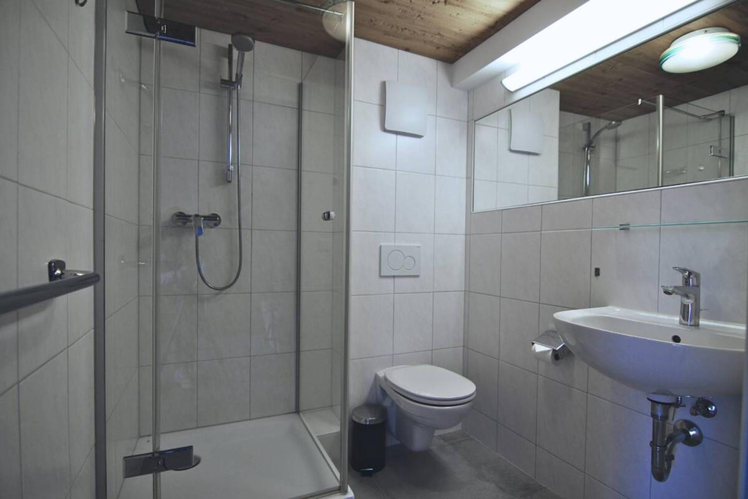 20-scalewidthwzeymdbd-catered-chalet-demlhof-finkenberg-badkamer-1466907
