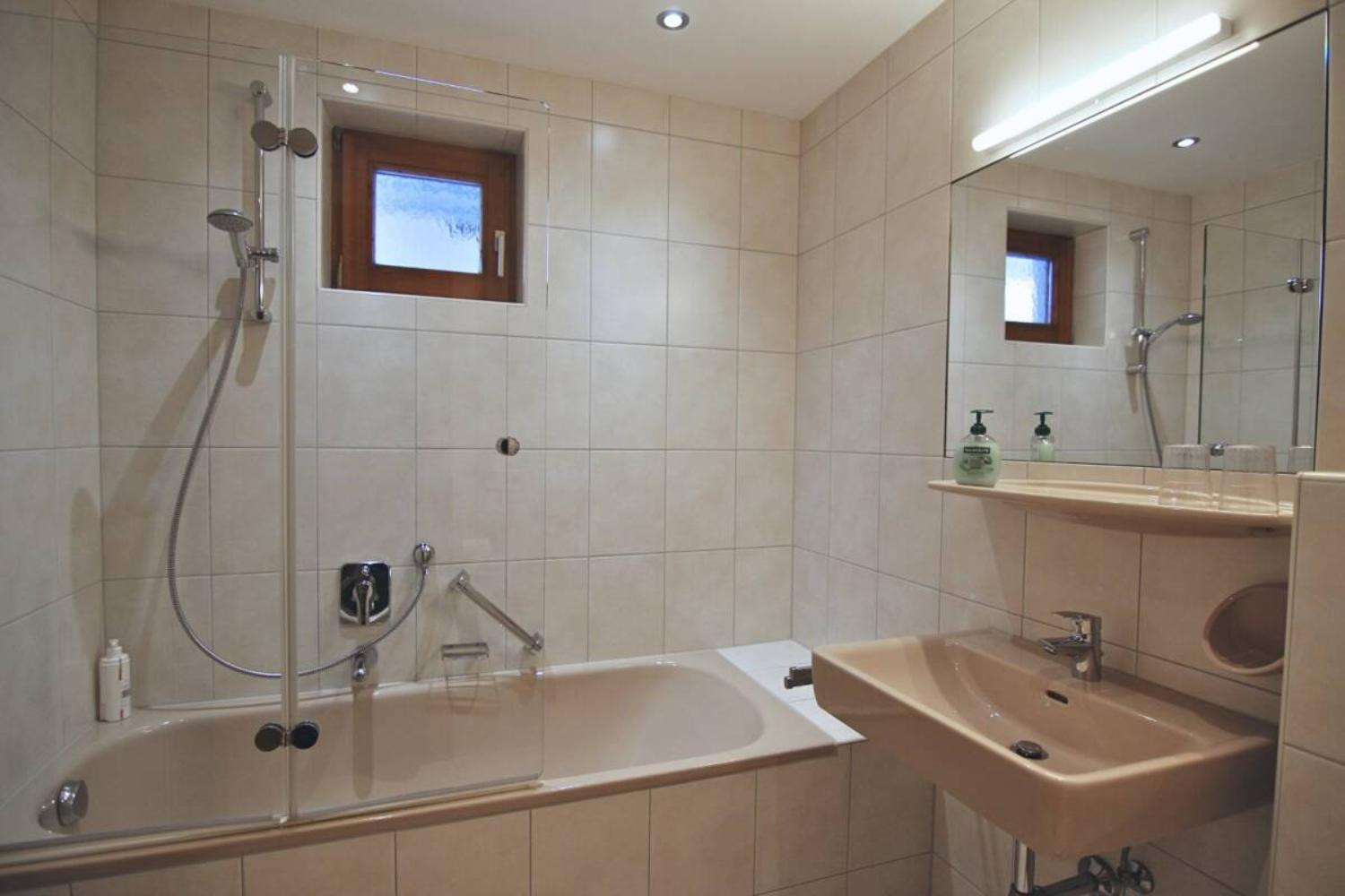20-scalewidthwzeymdbd-catered-chalet-gretl-serfaus-badkamer-met-bad-1467022 20-scalewidthwzeymdbd-catered-chalet-gretl-serfaus-badkamer-met-bad-1467022