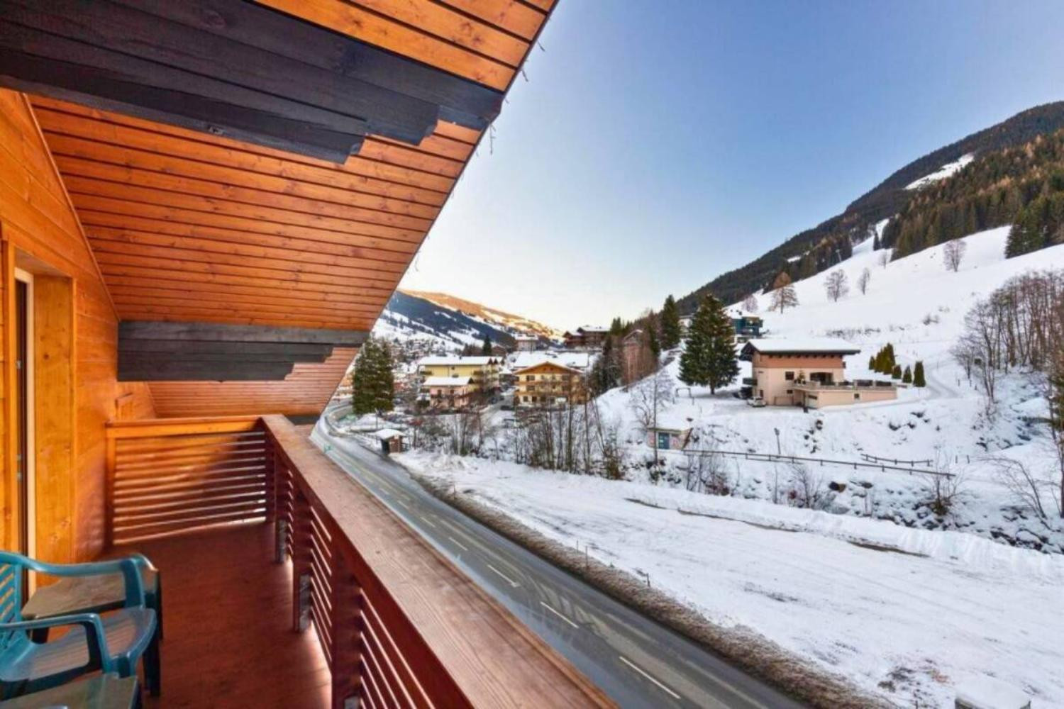 20-scalewidthwzeymdbd-catered-chalets-saalbach-hinterglemm-alpensport-balkon-1466767