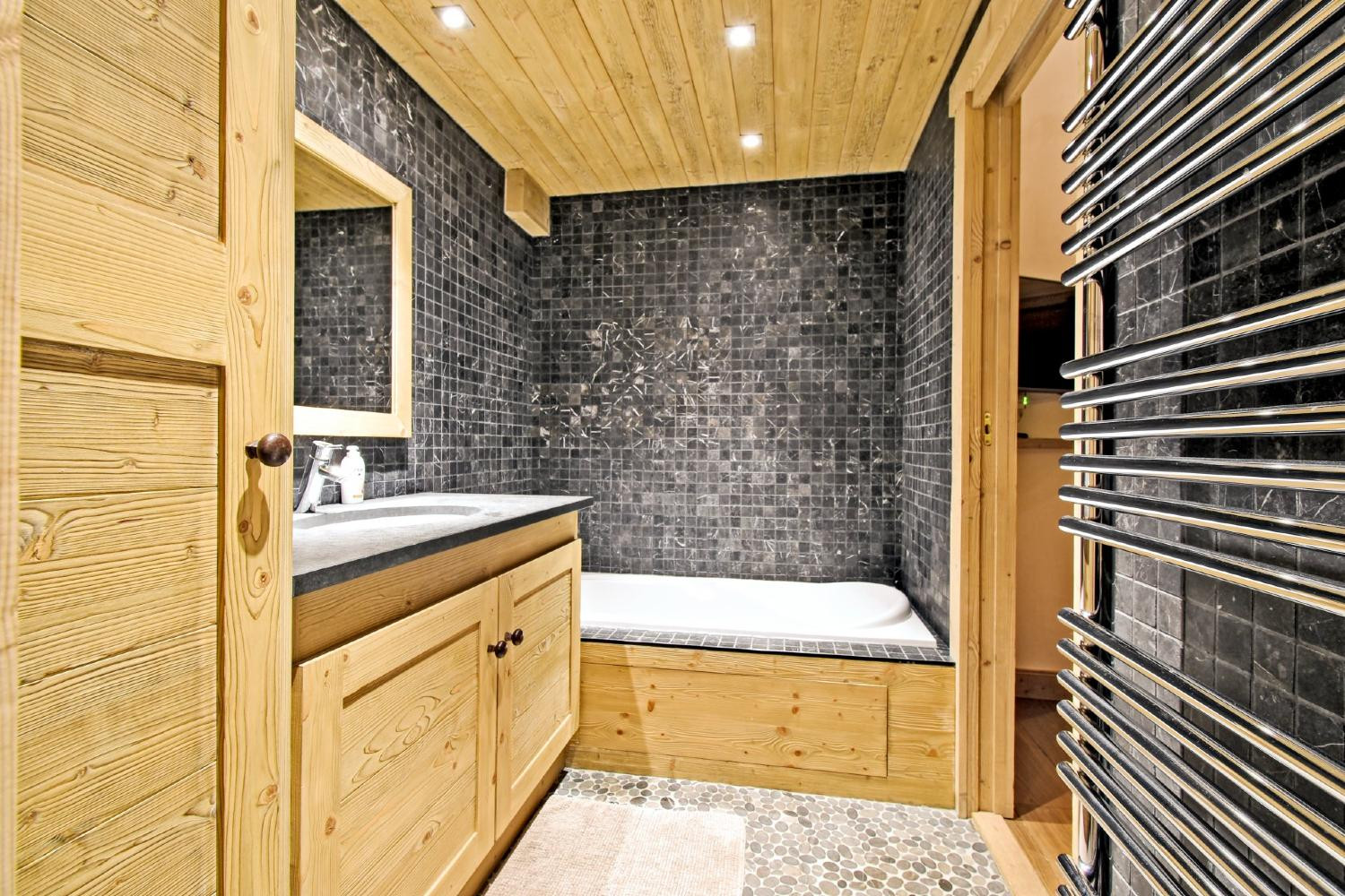 28d564c3-9f94-44c1-8ea4-7918b053d7c8-1451159