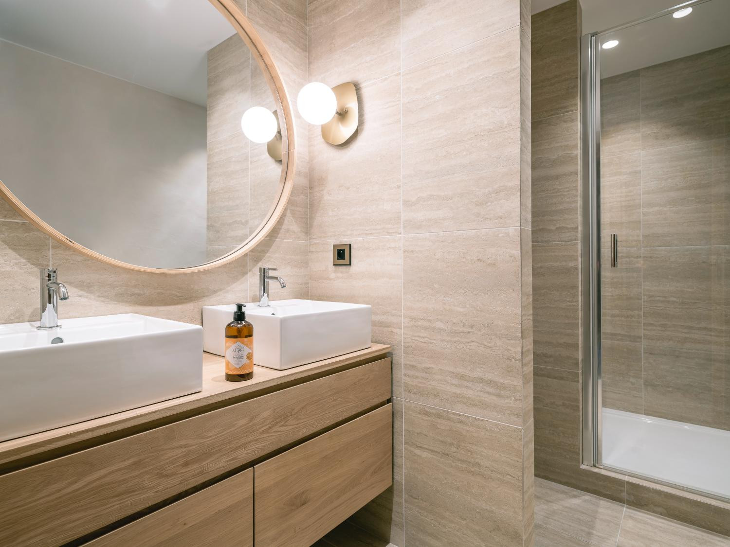 2e8e3705-646d-4461-ba6d-fee5d9d17238-1450820