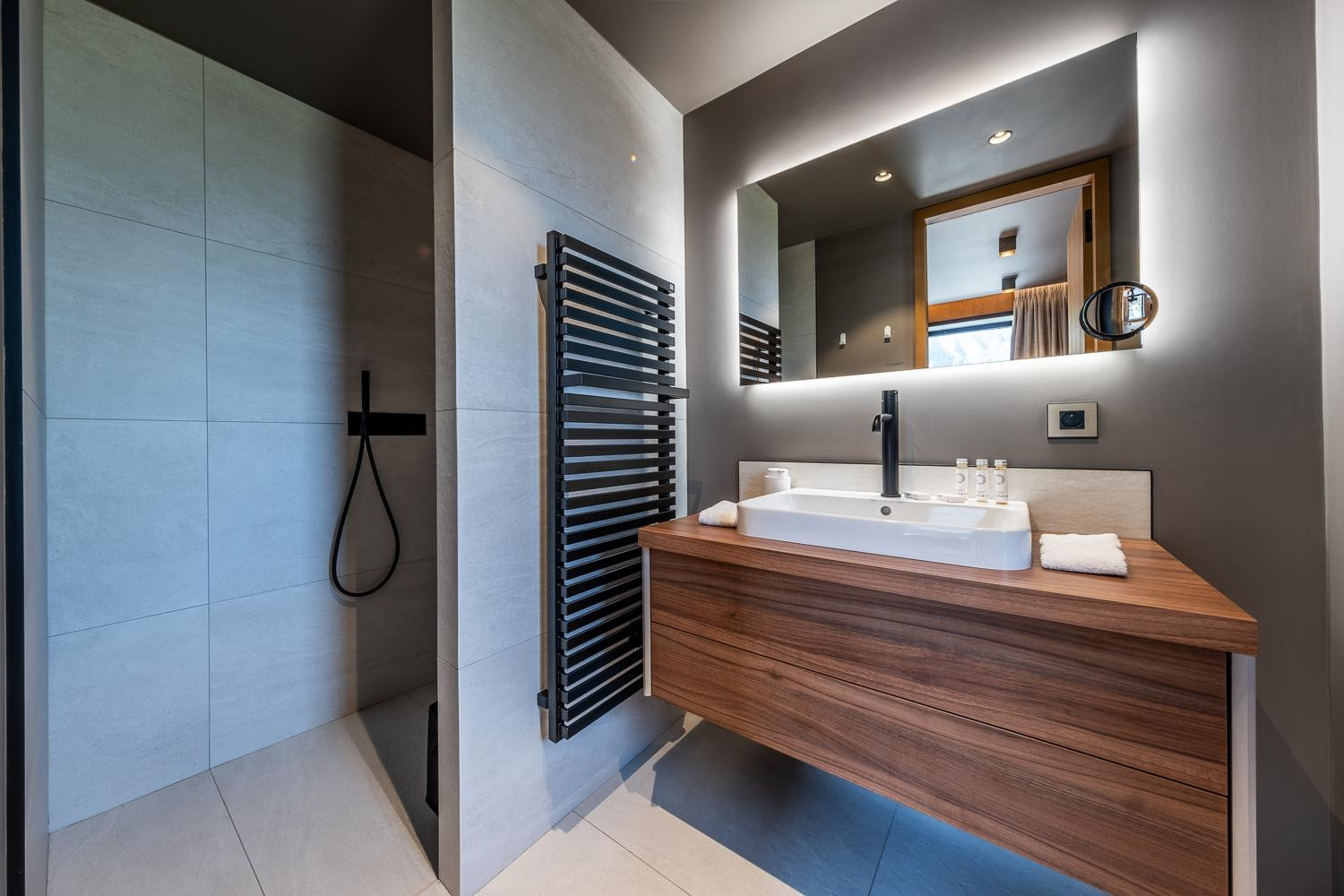 4abb43d0-f470-48b4-a2ea-221a03fa9f00-1451363