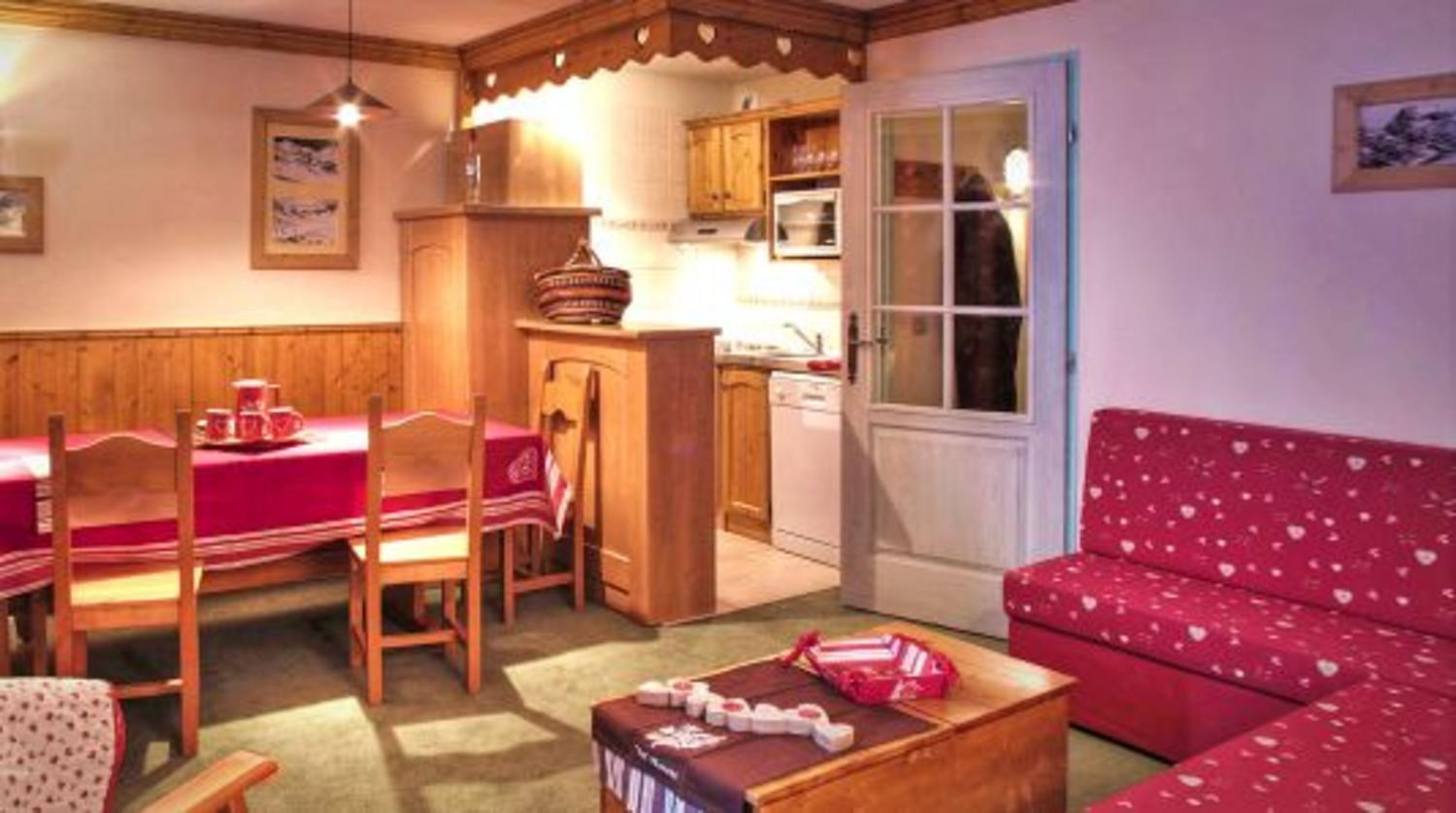 5682842-cheval-blanc-8-person-apartment-living-room-1450297