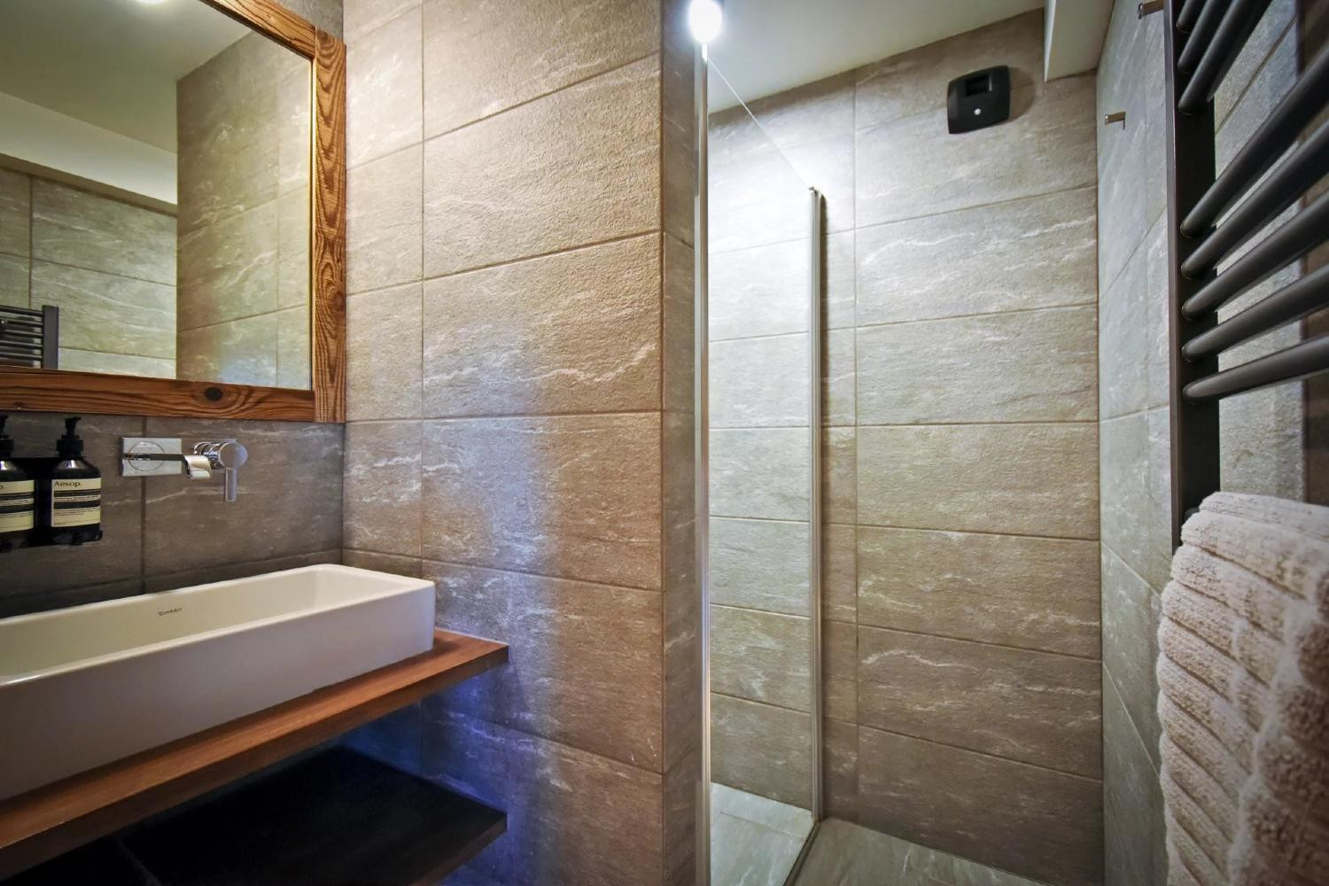 61fa44b0-5063-4e0a-a61f-b411e2a46f0a-1451052