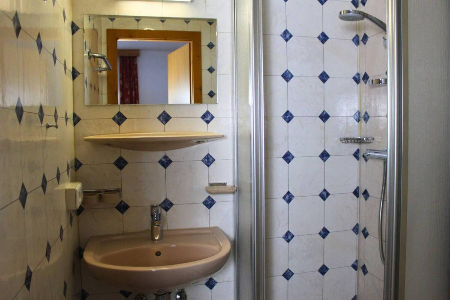 9-catered-chalet-dorferhaus-gerlos-tweepersoons-badkamer-2-scalewidthwzeymdbd-1466920 9-catered-chalet-dorferhaus-gerlos-tweepersoons-badkamer-2-scalewidthwzeymdbd-1466920