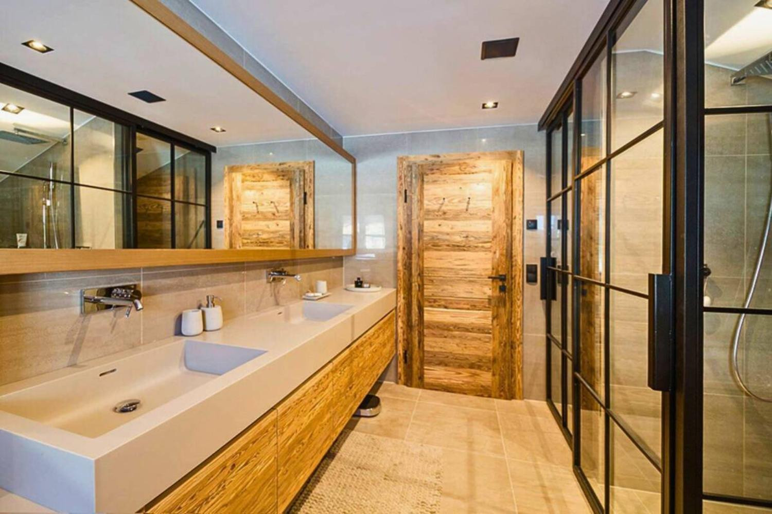 9-catered-chalet-lodge-of-joy-wagrain-flachau-badkamer-met-bad-scalewidthwzeymdbd-1467046