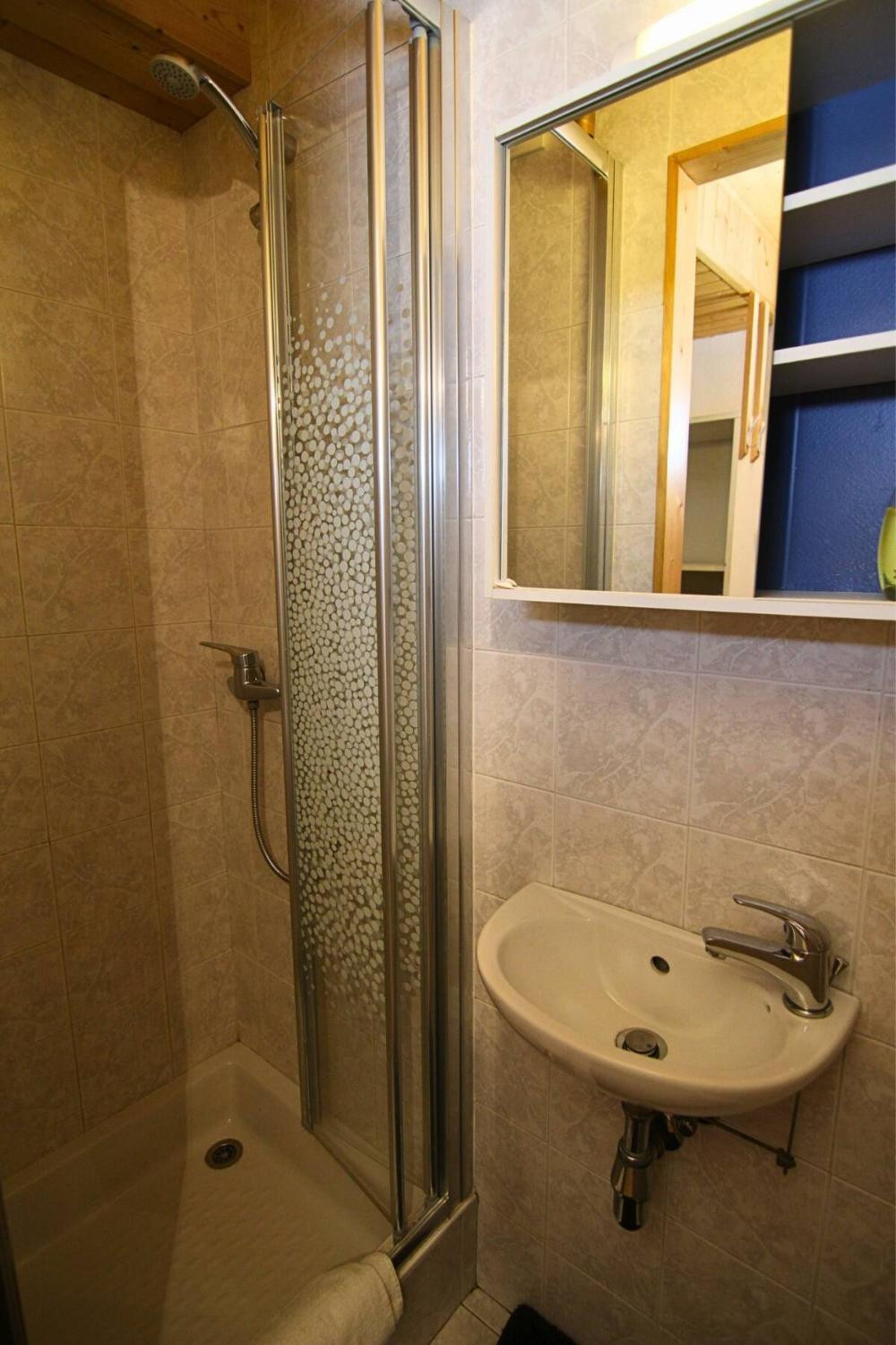 9-pom-de-pin-badkamer-en-suite-scalewidthwzeymdbd-1466672 9-pom-de-pin-badkamer-en-suite-scalewidthwzeymdbd-1466672