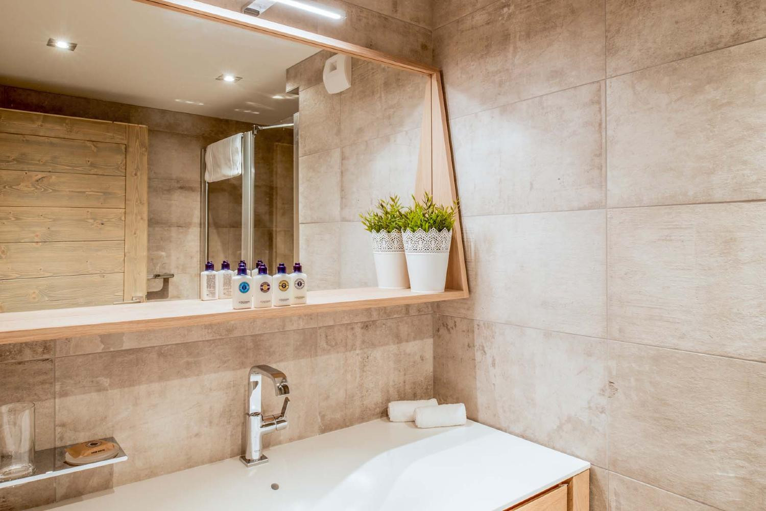 9mammoth-lodge-d1331-1147872