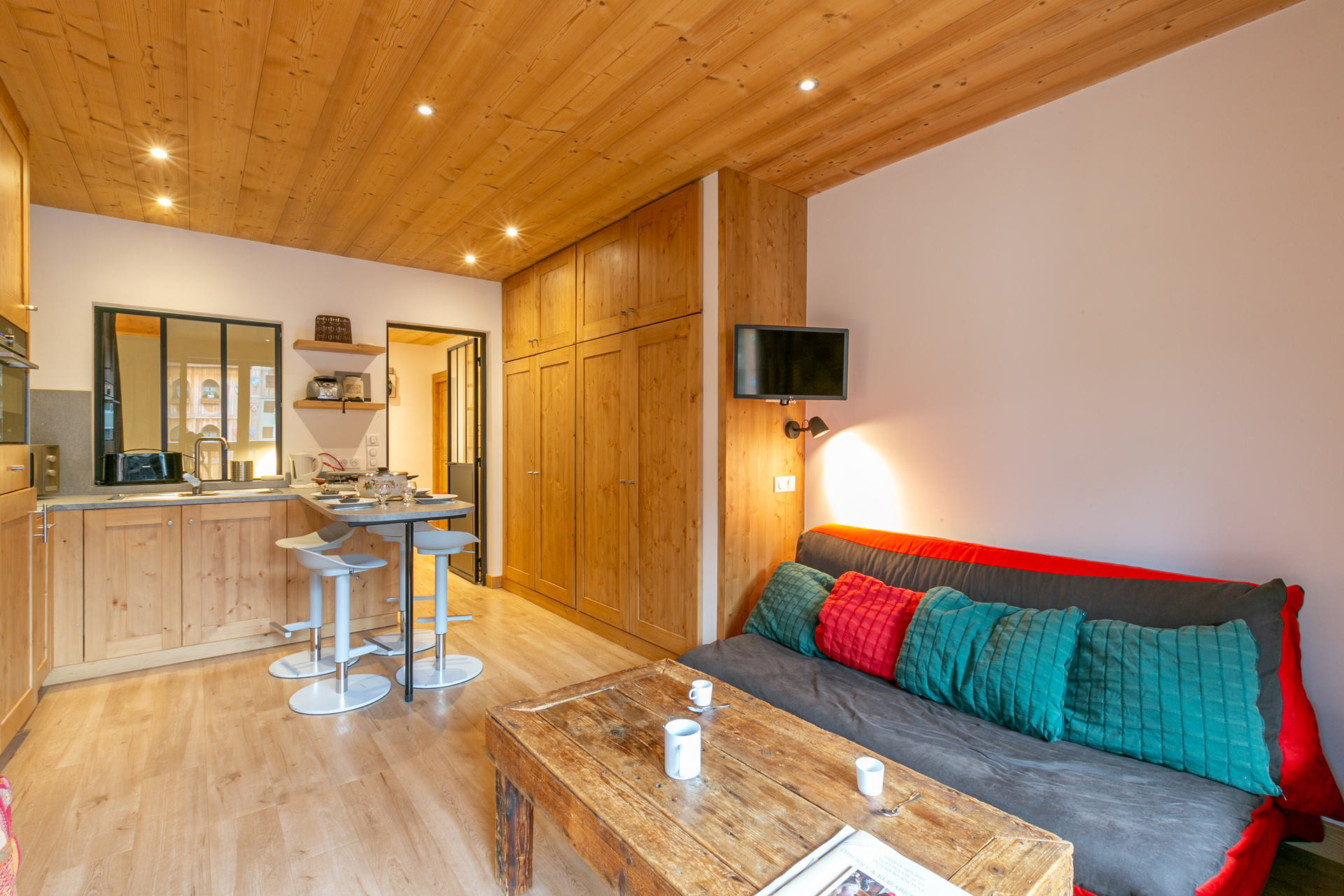 _lv_images__lot_0000010010_02_1458154