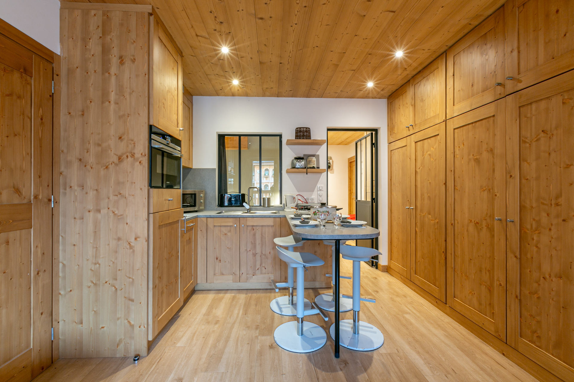 _lv_images__lot_0000010010_04_1458156