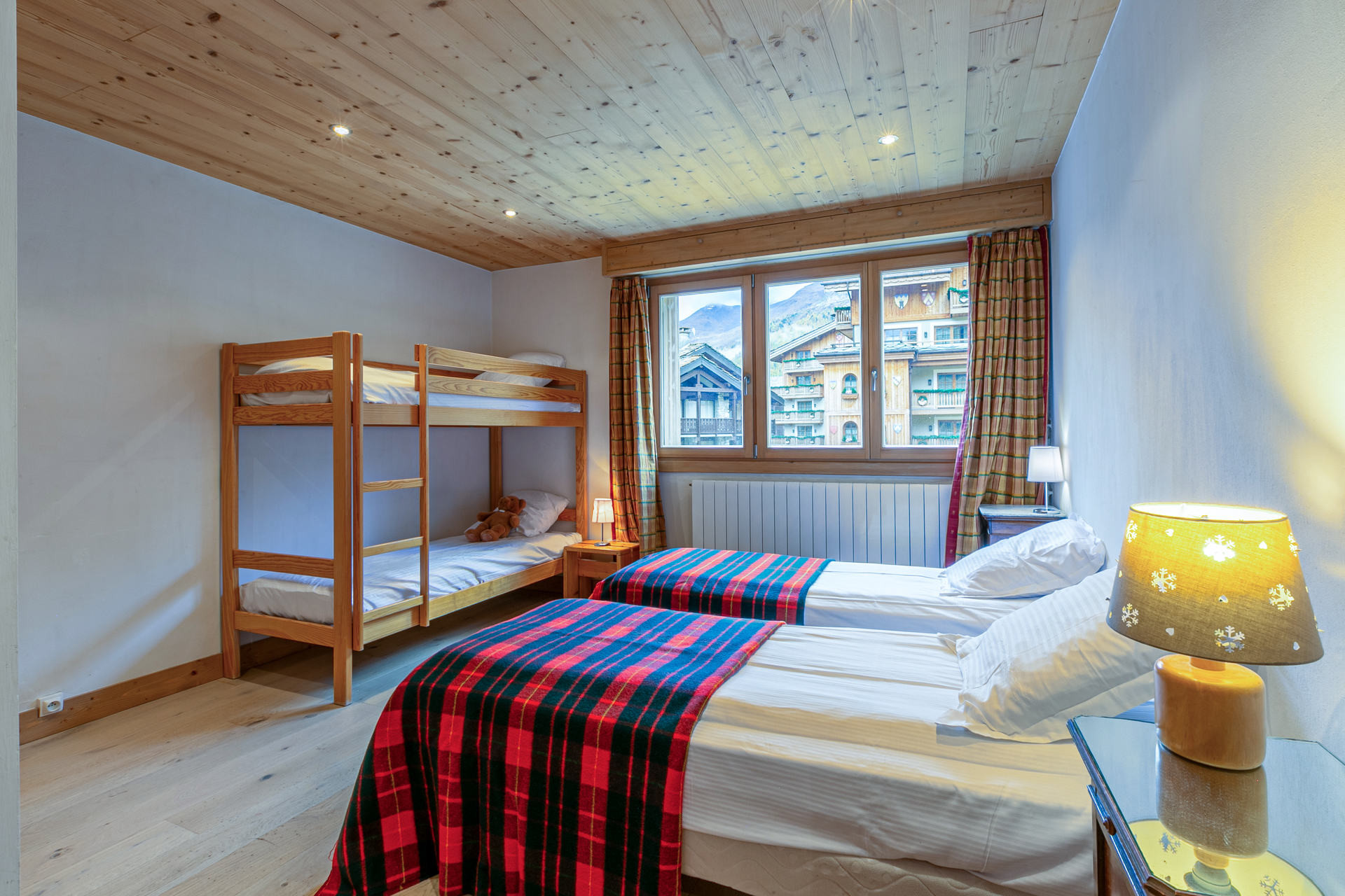 _lv_images__lot_0000010012_06_1456918