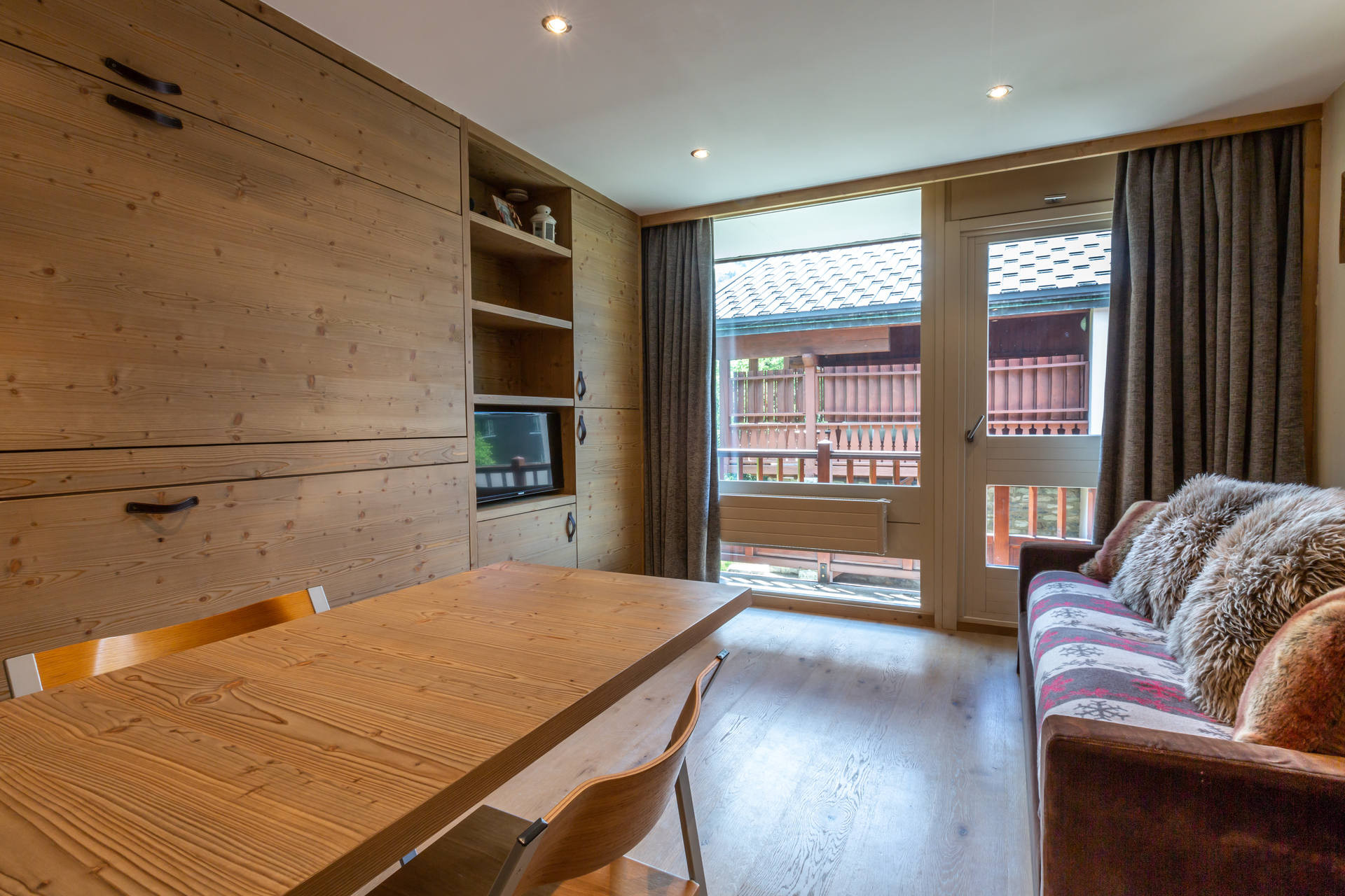 _lv_images__lot_0000060015_02_1456301