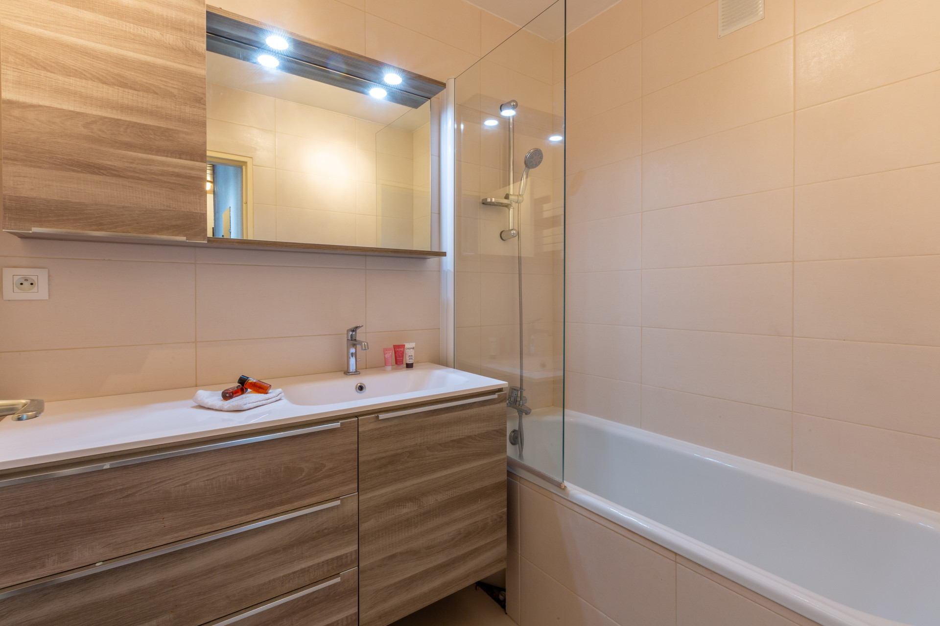 _lv_images__lot_0000180017_08_1455605