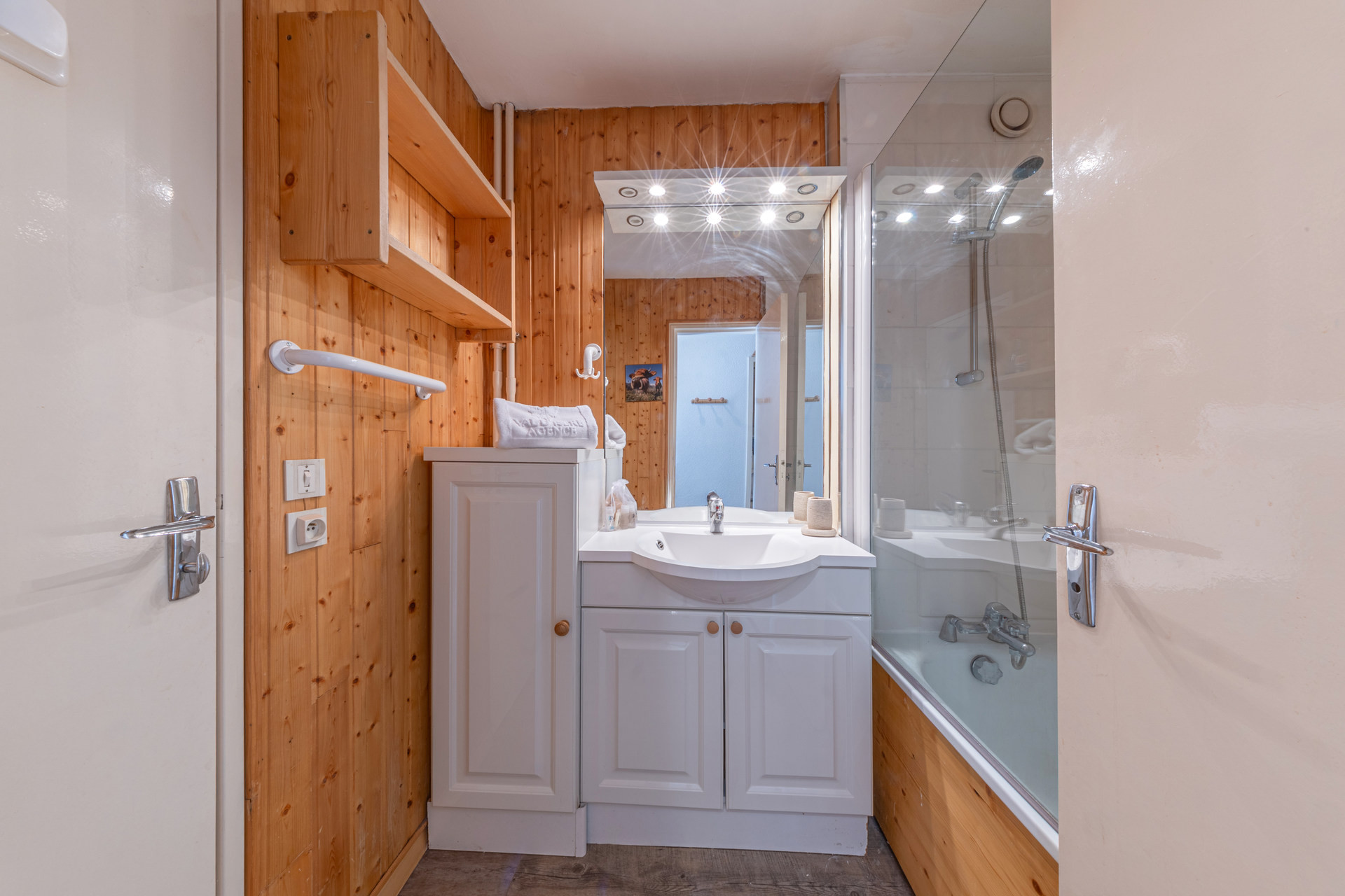 _lv_images__lot_0000240071_08_1457487