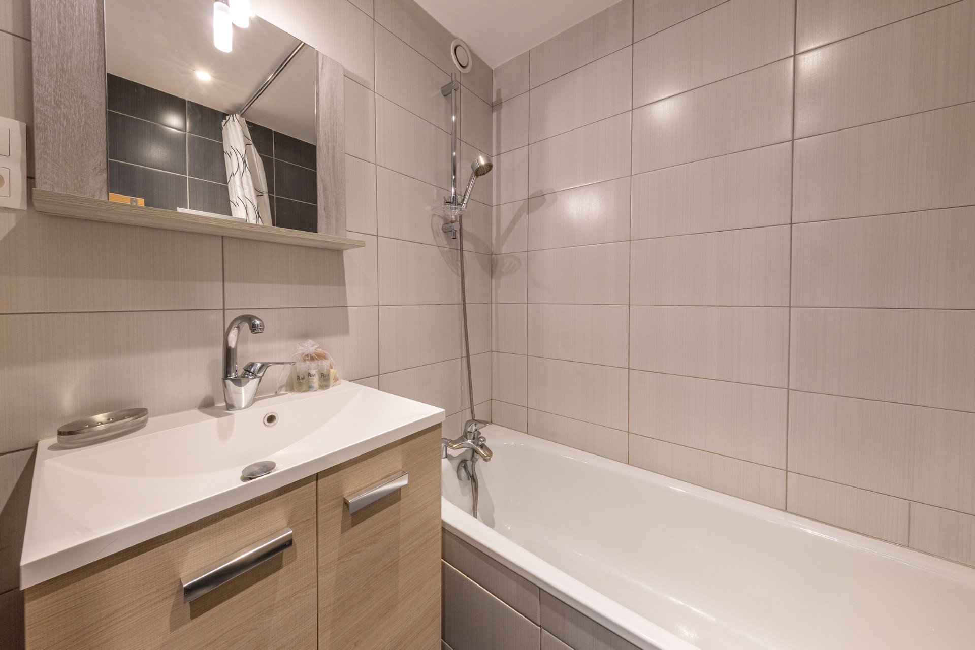 _lv_images__lot_0000240084_10_1455500