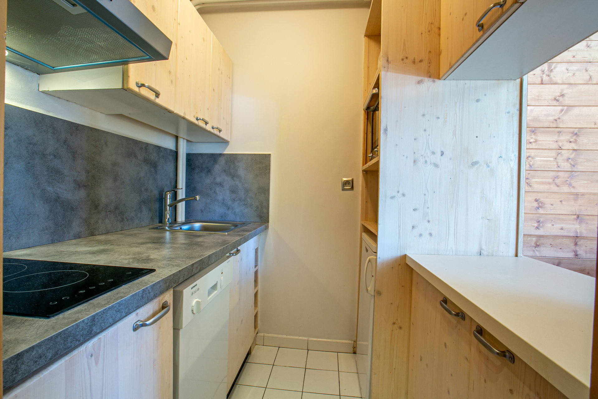 _lv_images__lot_0000440037_06_1458684