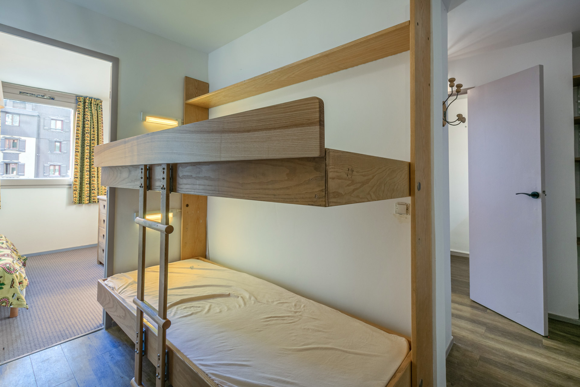 _lv_images__lot_0000810091_06_1457103