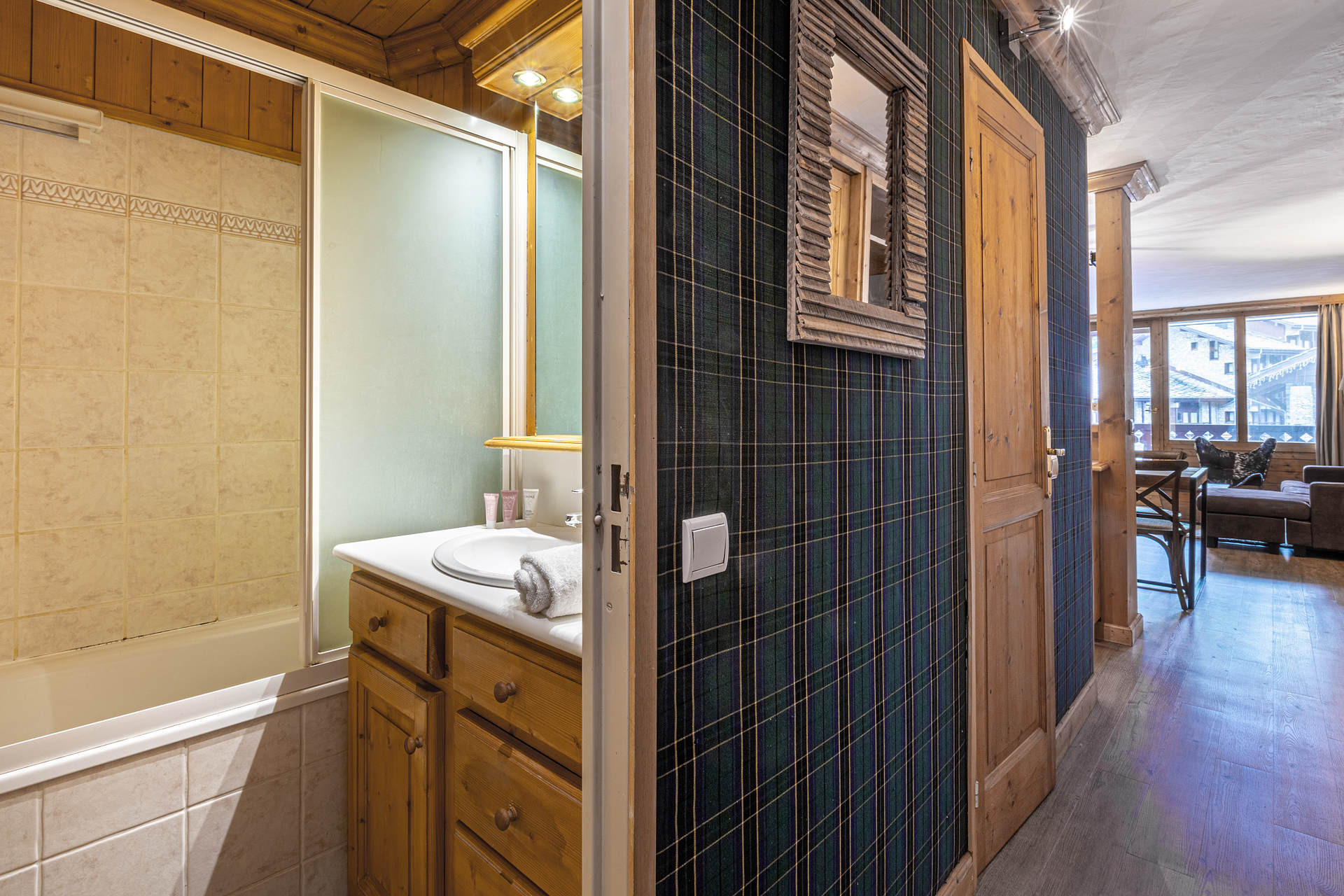 _lv_images__lot_0000810100_06_1456596