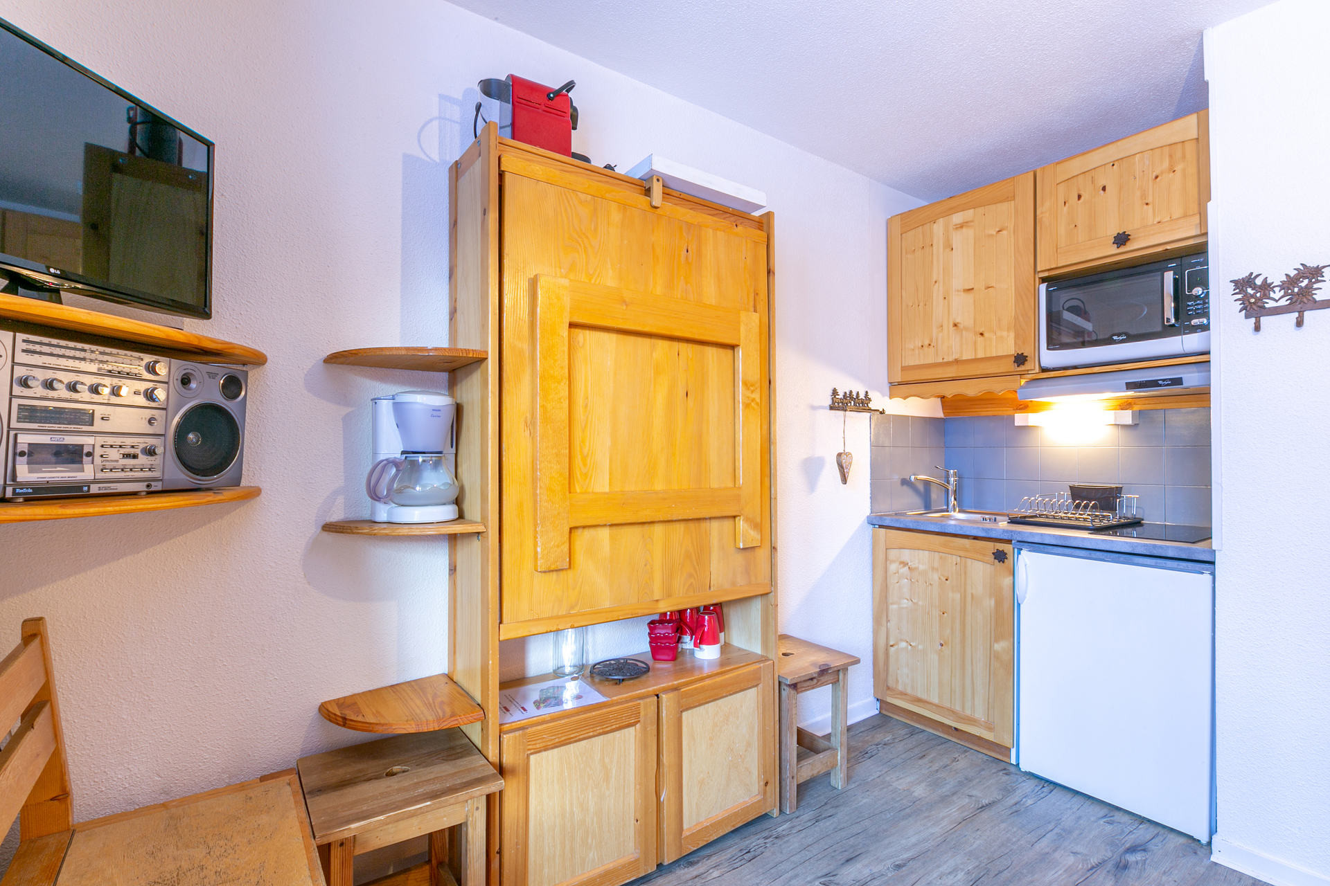 _lv_images__lot_0000950010_02_1458439