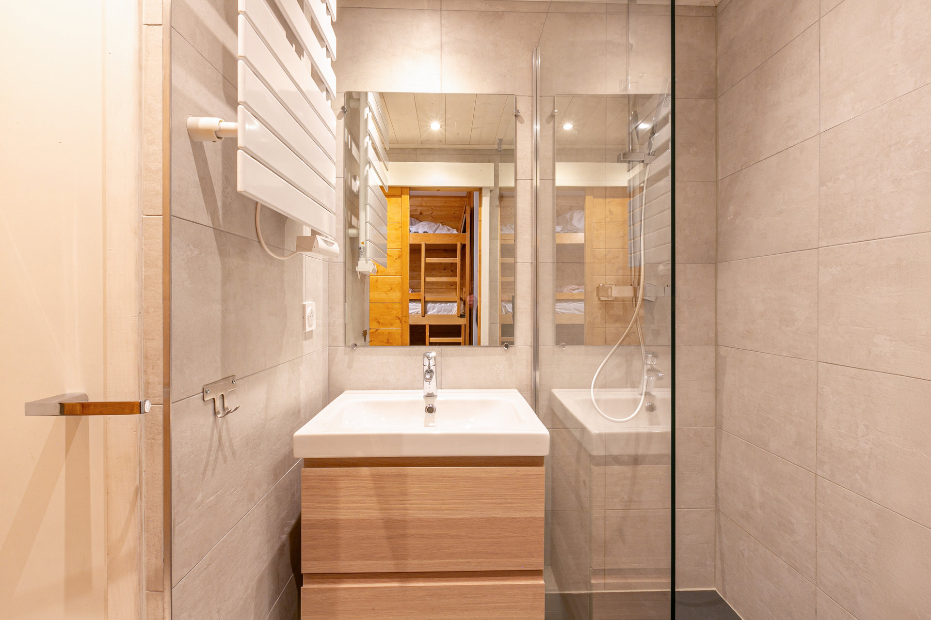 _lv_images__lot_0000950010_06_1458443