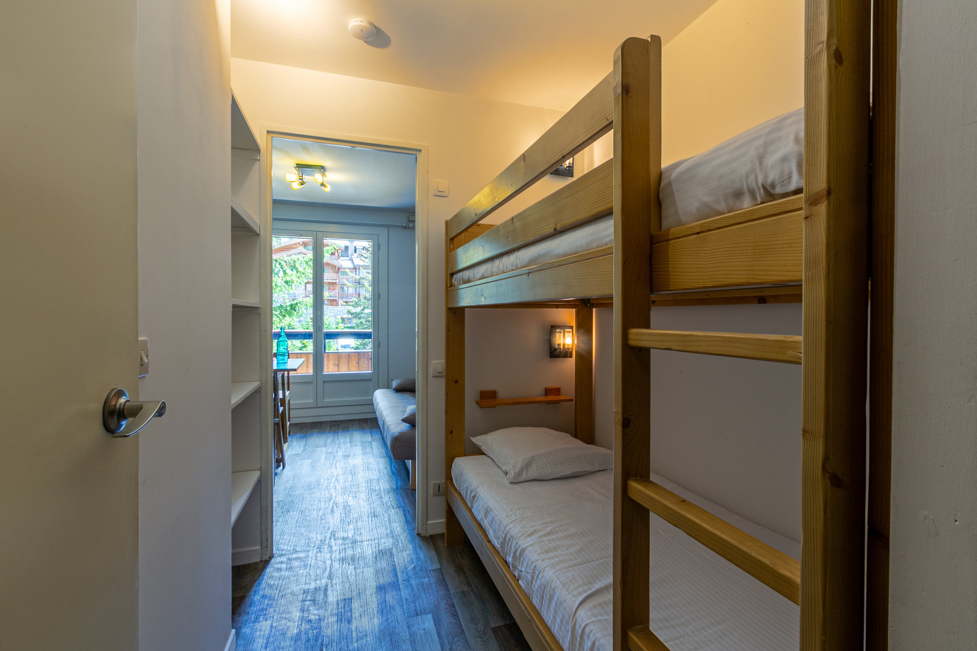 _lv_images__lot_0000950023_07_1458384