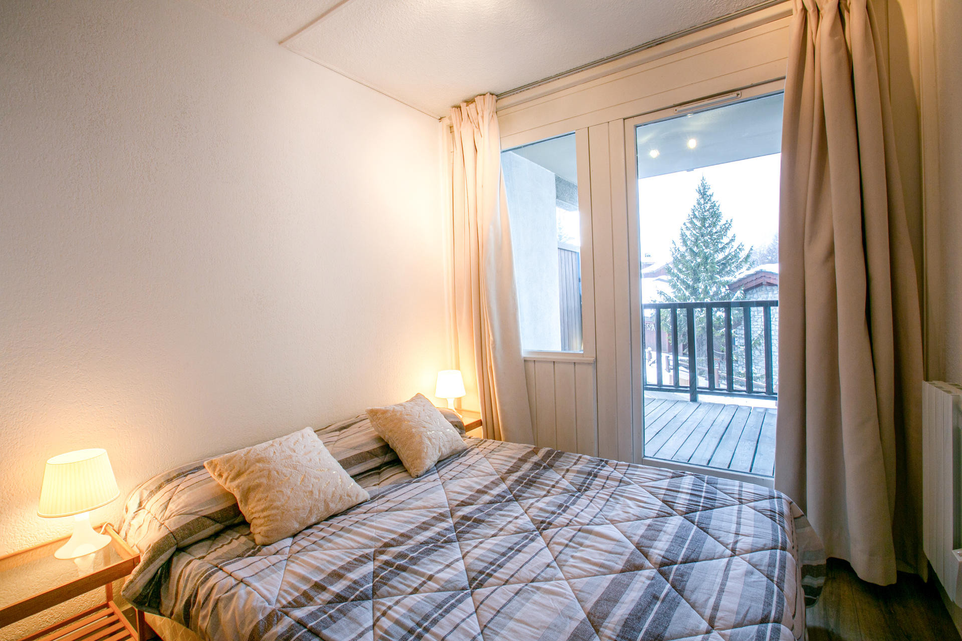 _lv_images__lot_0001050122_08_1457866