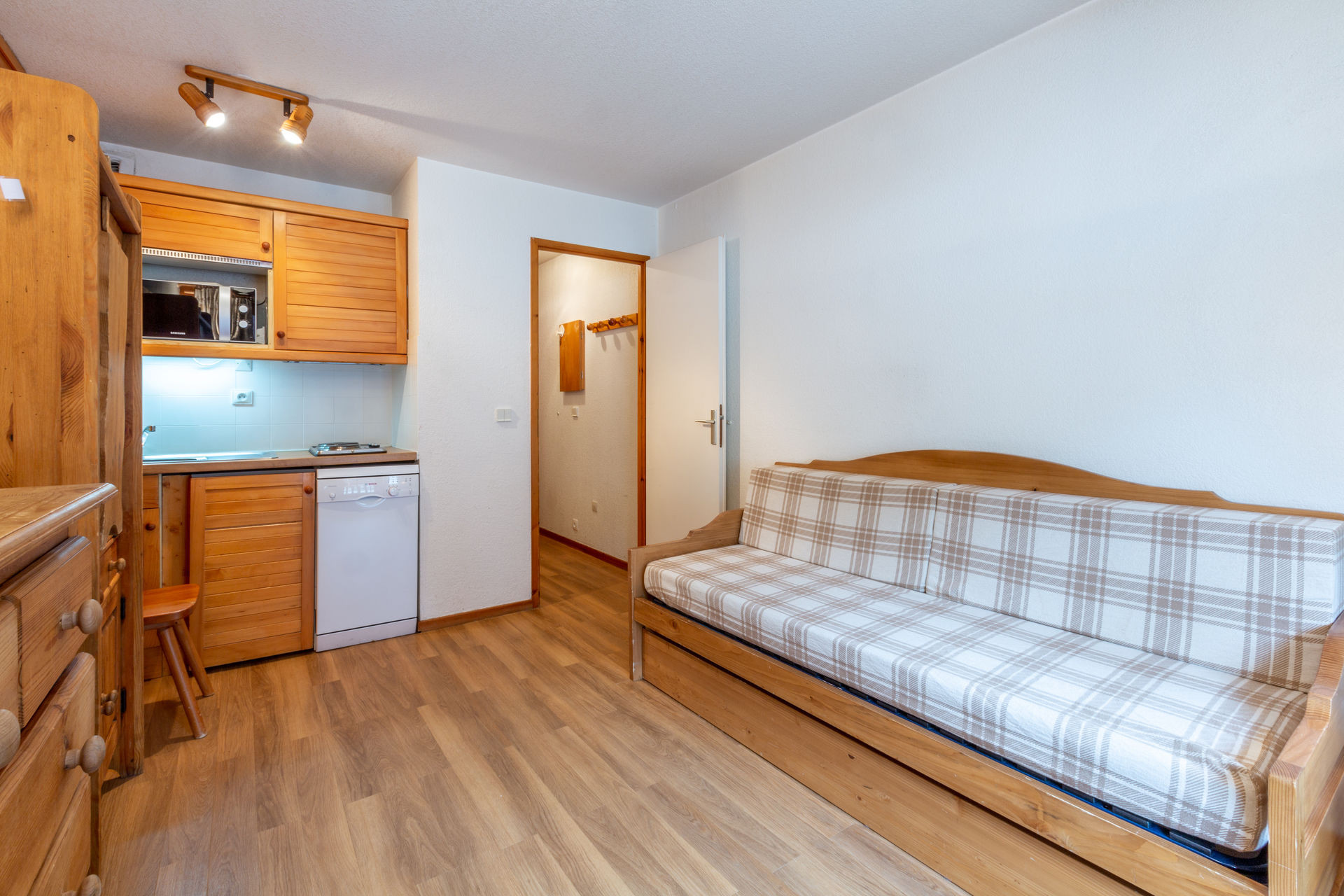 _lv_images__lot_0001120272_04_1458501