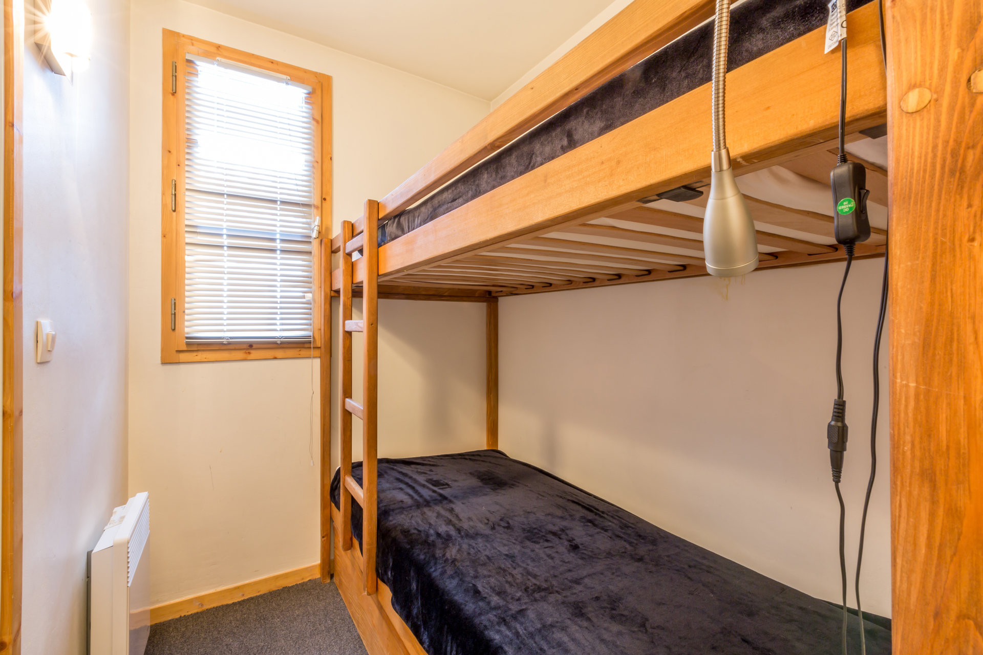 _lv_images__lot_0001180057_10_1455223