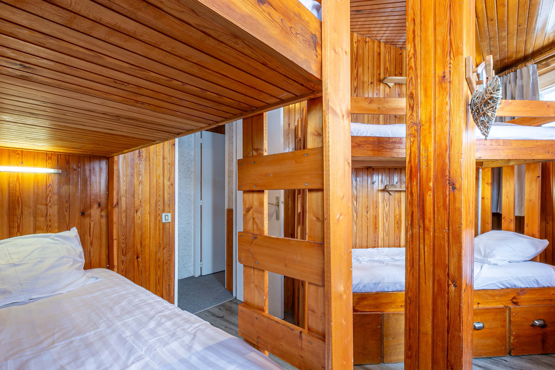 _lv_images__lot_0002340024_09_1456429