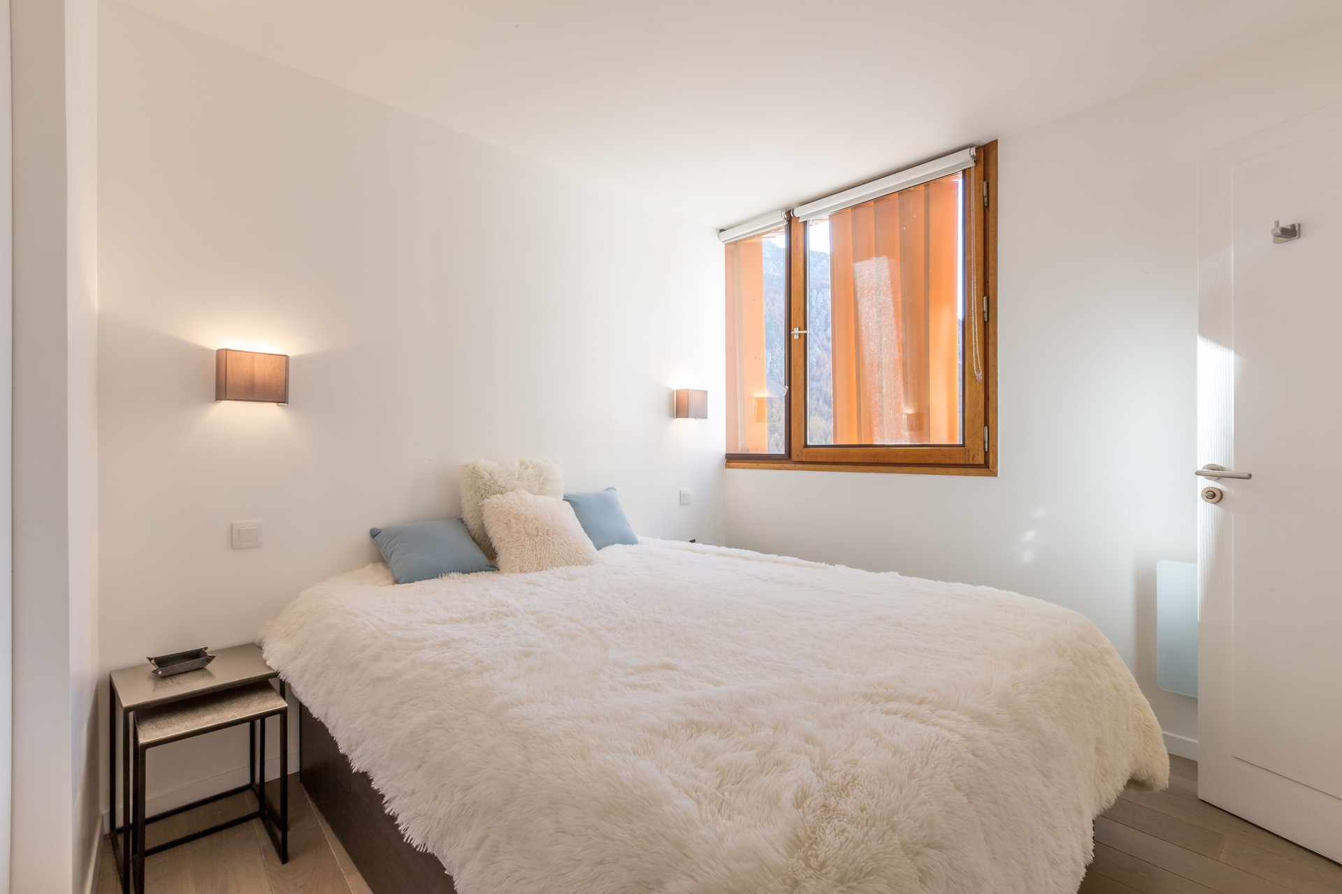 _lv_images__lot_0002340055_08_1458023