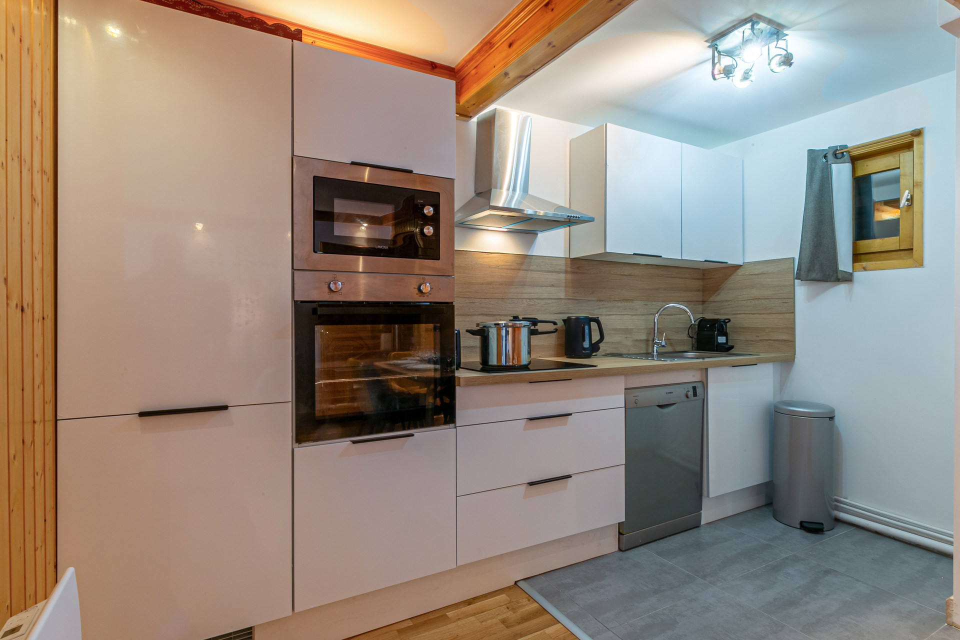 _lv_images__lot_0002340105_07_1456980