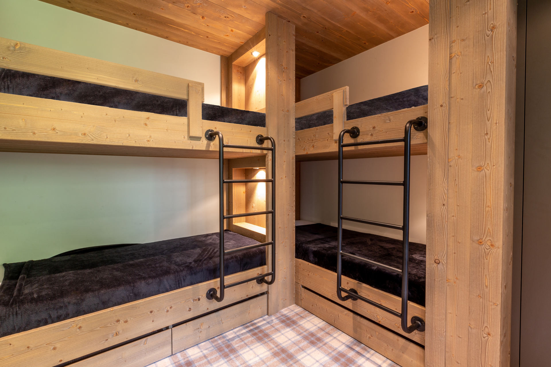 _lv_images__lot_0002340120_08_1455359