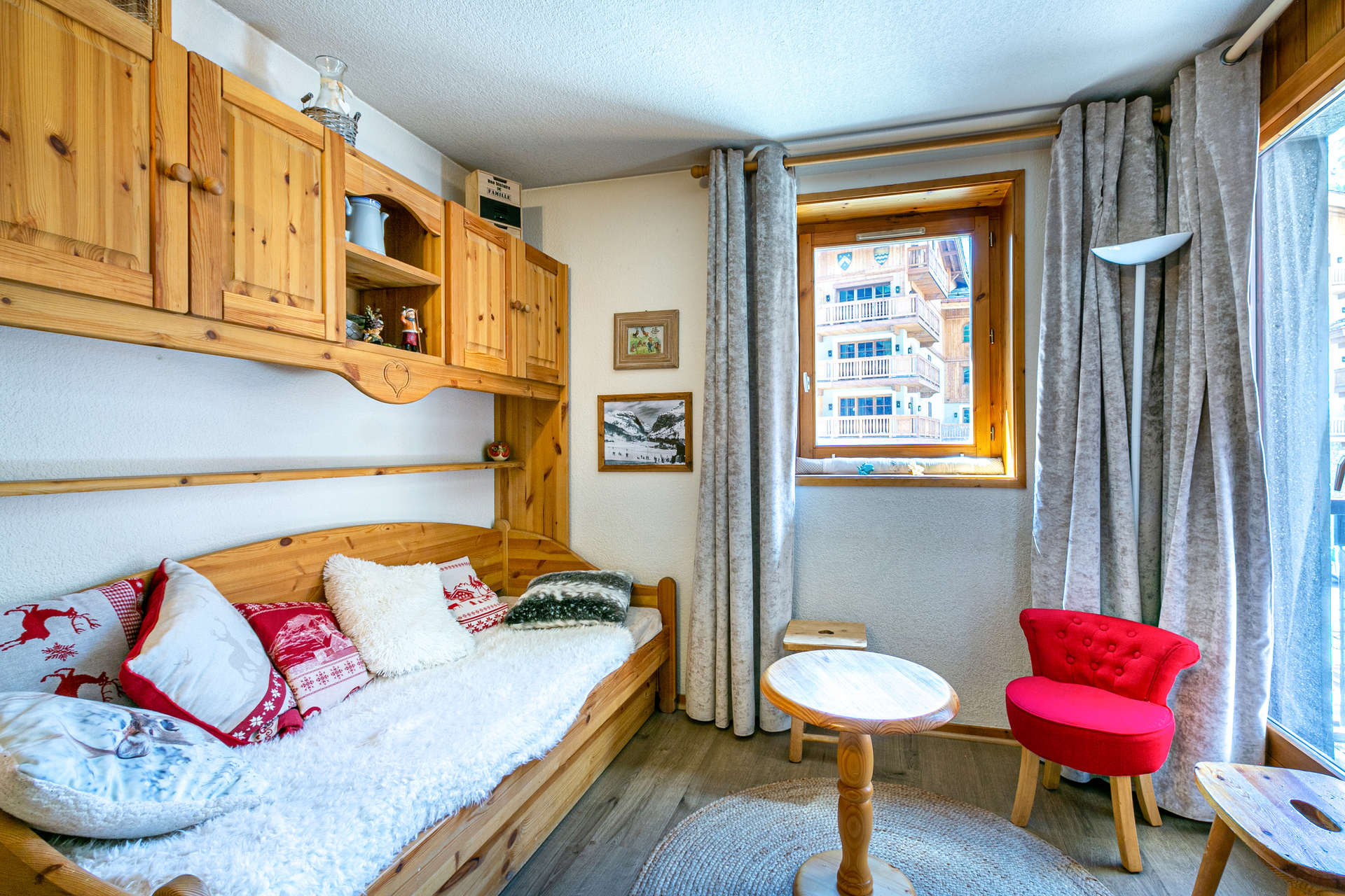 _lv_images__lot_0002340129_02_1458710