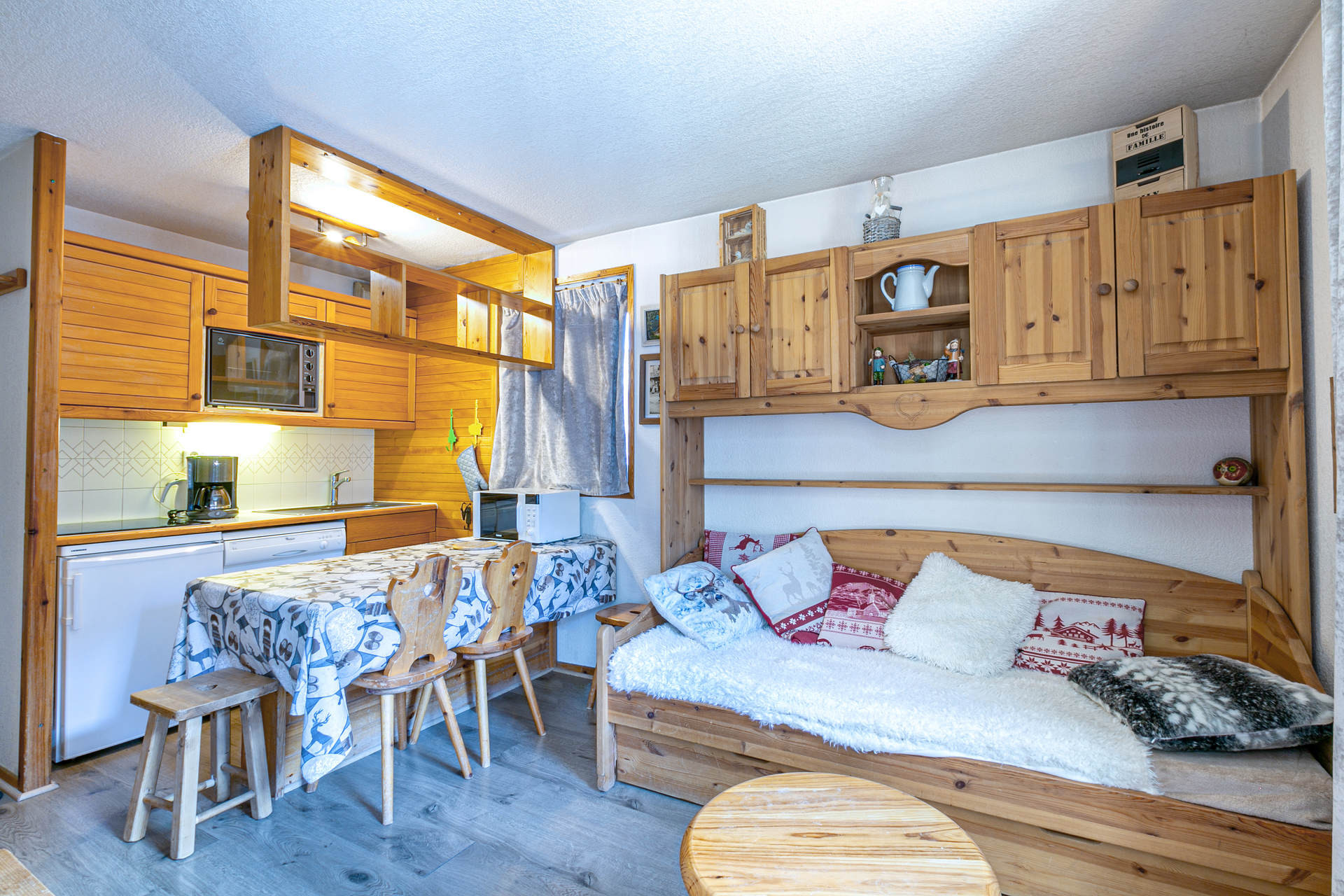 _lv_images__lot_0002340129_03_1458711