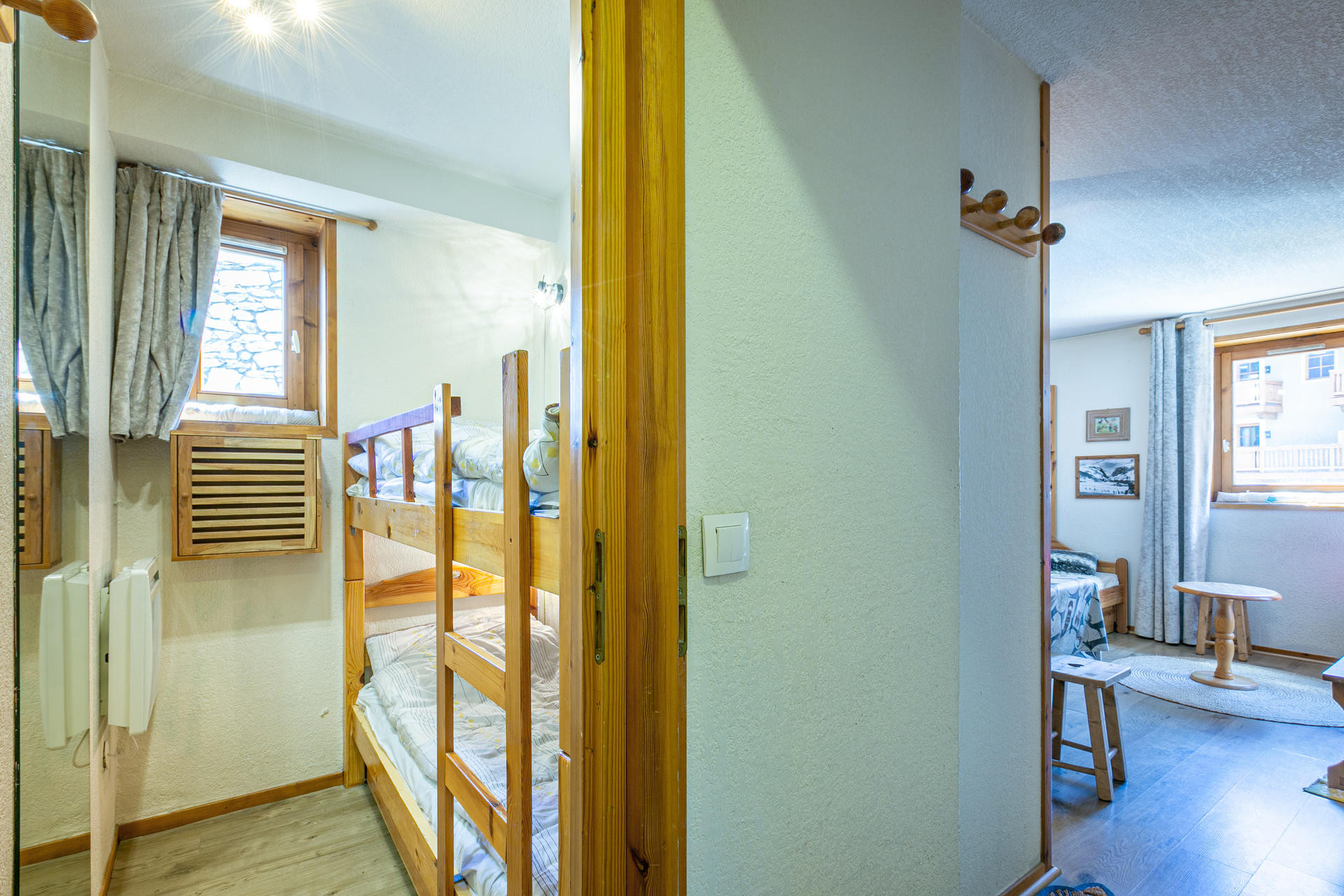 _lv_images__lot_0002340129_07_1458715