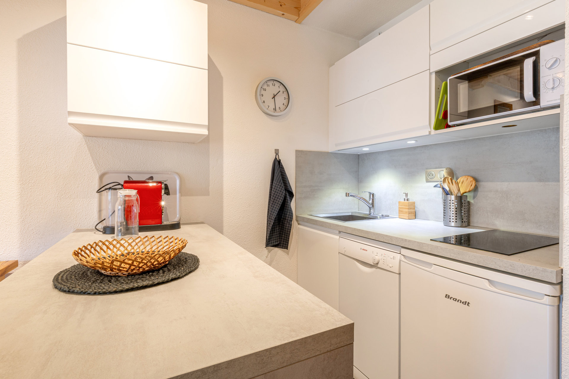 _lv_images__lot_0002340138_06_1457515