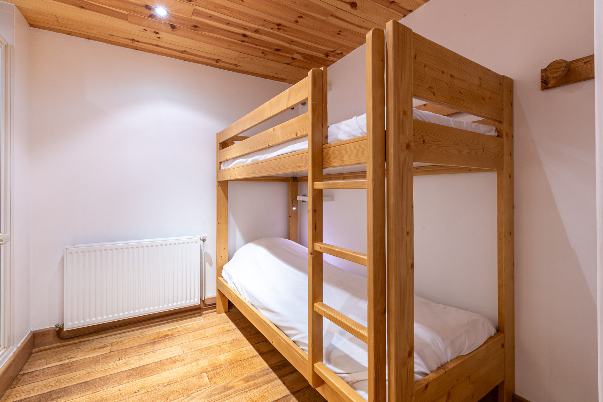 _lv_images__lot_0002340165_10_1456937