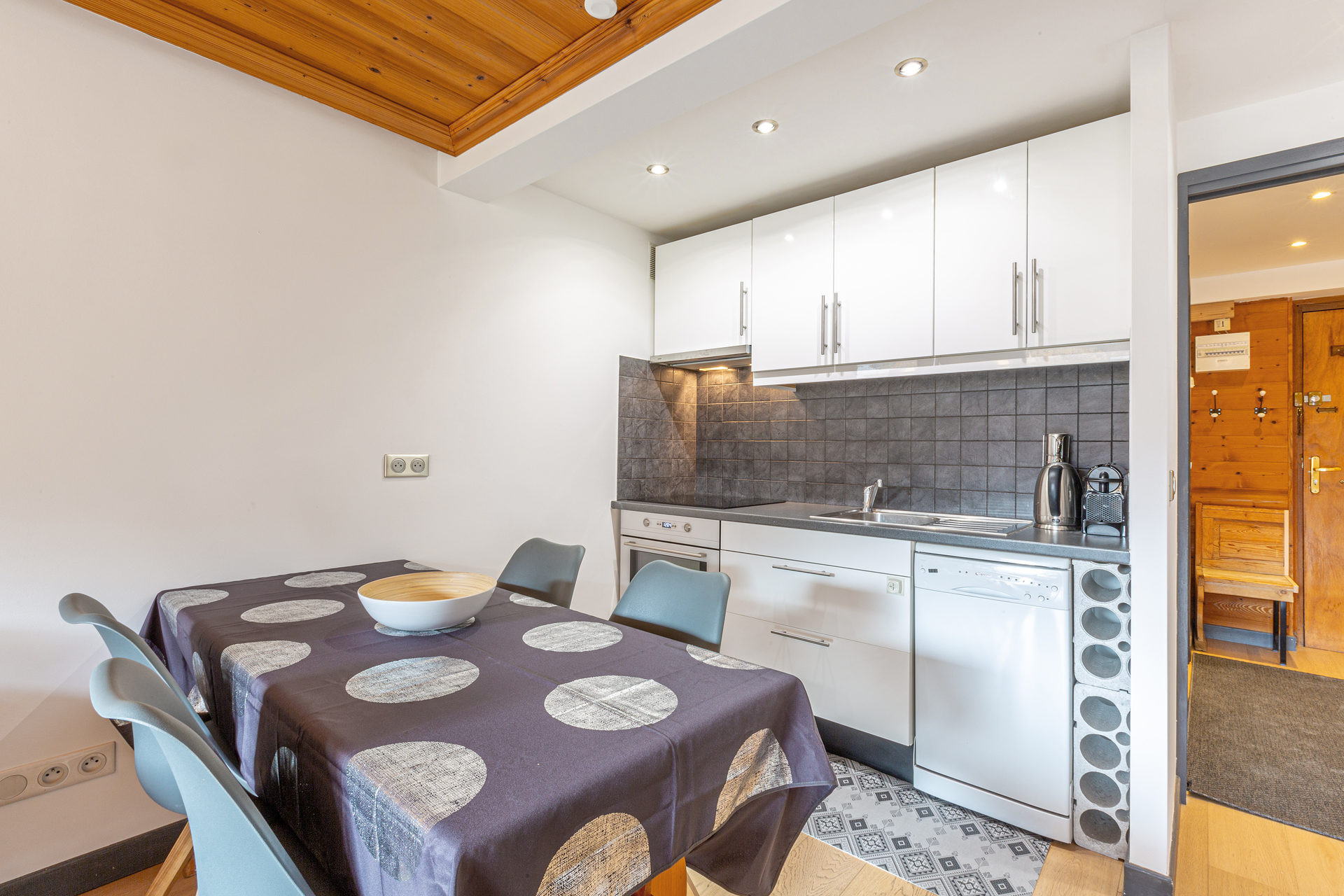 _lv_images__lot_0002340169_04_1456151