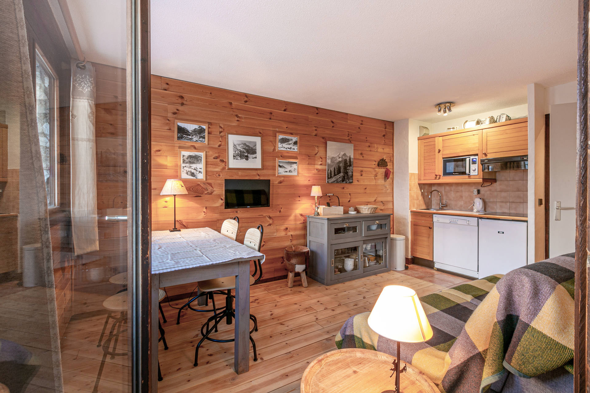 _lv_images__lot_0002340190_03_1458230