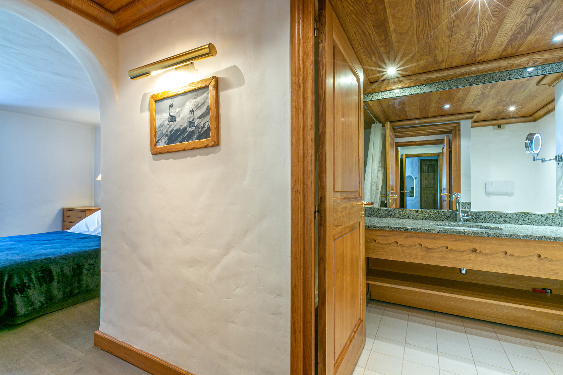 _lv_images__lot_0002340207_07_1458144