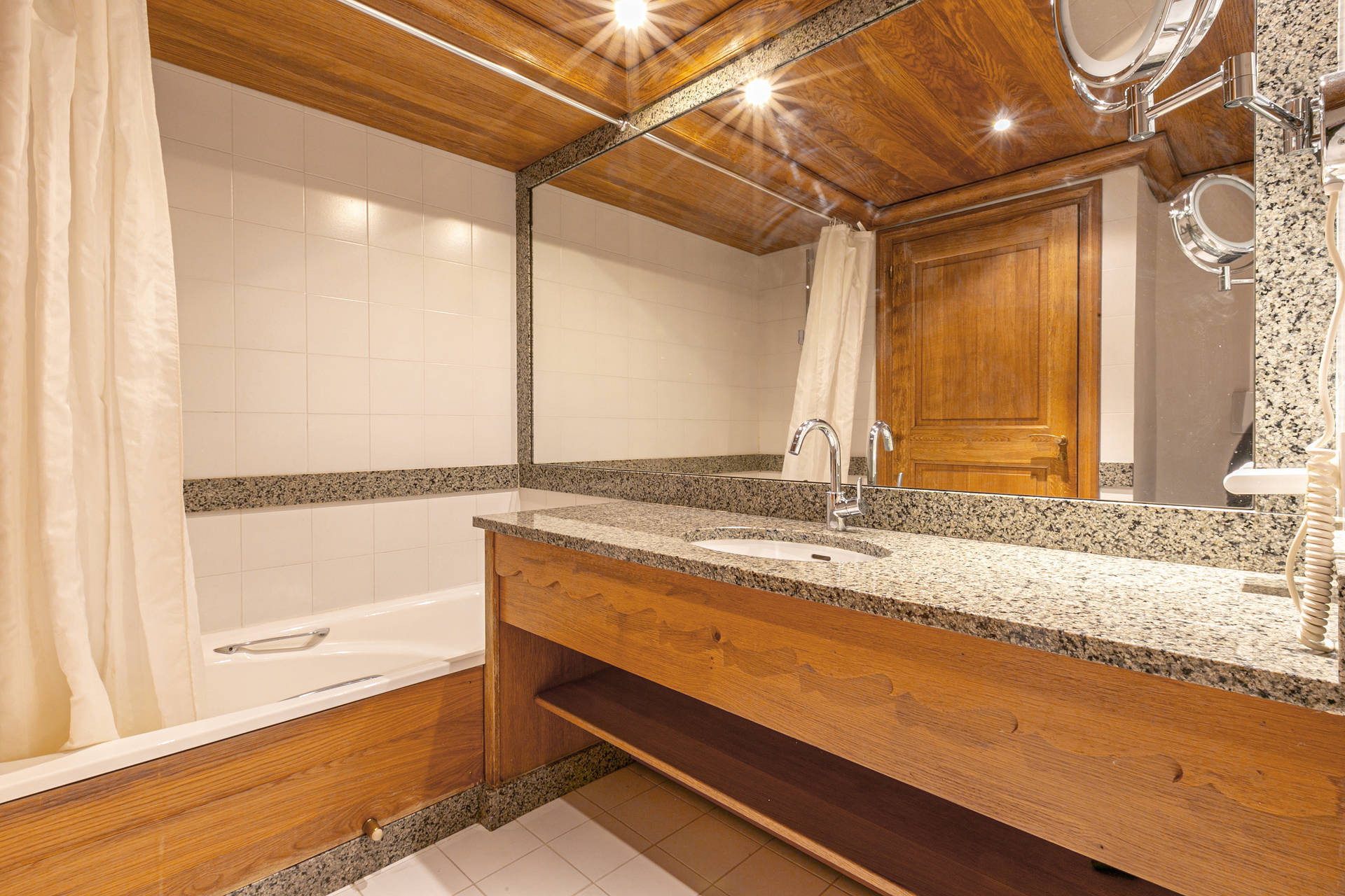 _lv_images__lot_0002340207_10_1458147