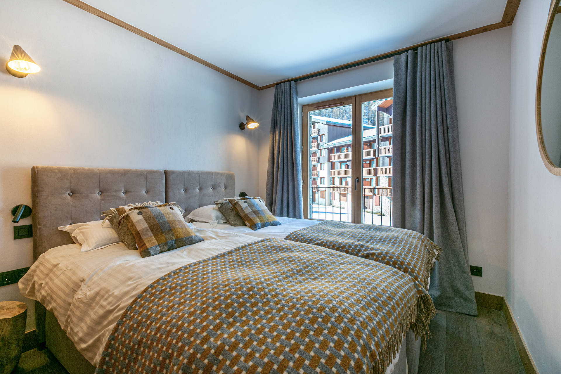 _lv_images__lot_0002340209_08_1455160