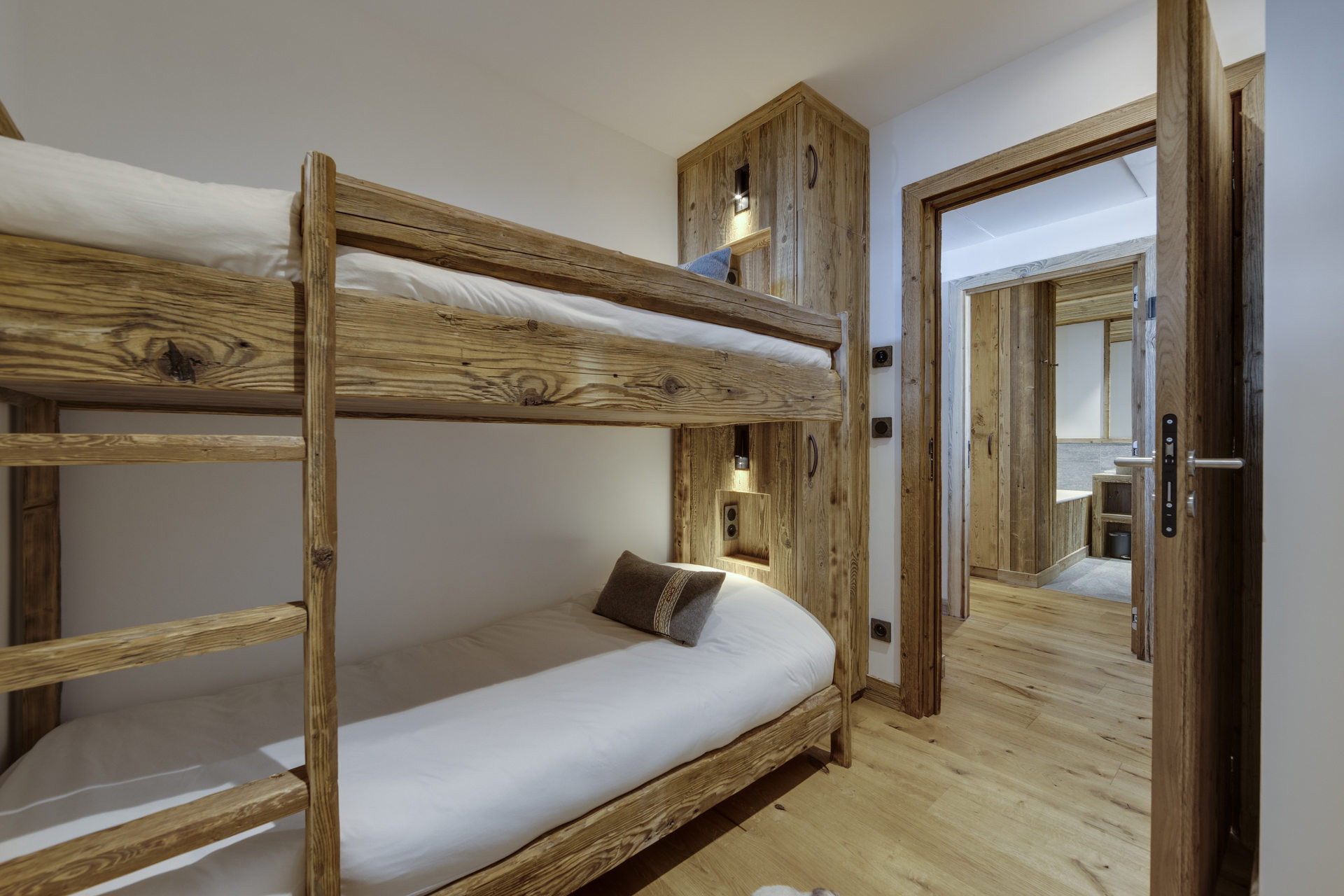 _lv_images__lot_0002340214_08_1457043