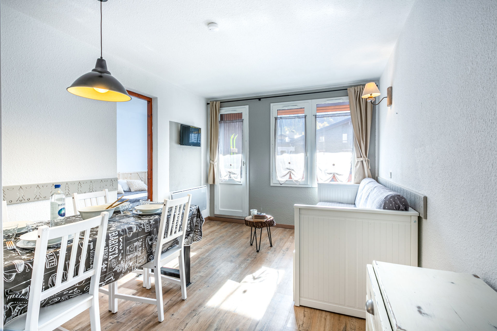 _lv_images__lot_0002340224_04_1455525