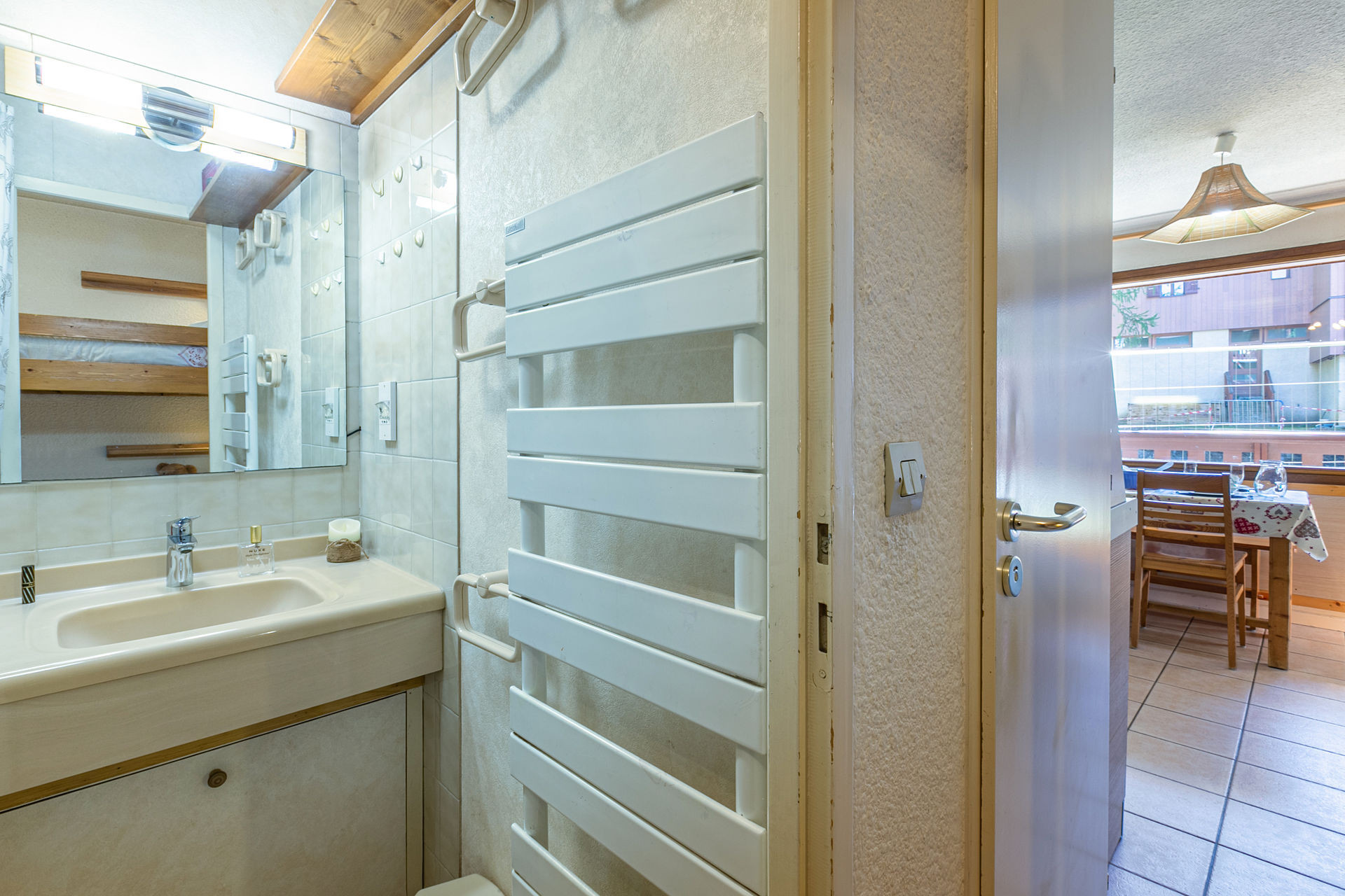 _lv_images__lot_0002340225_08_1457881