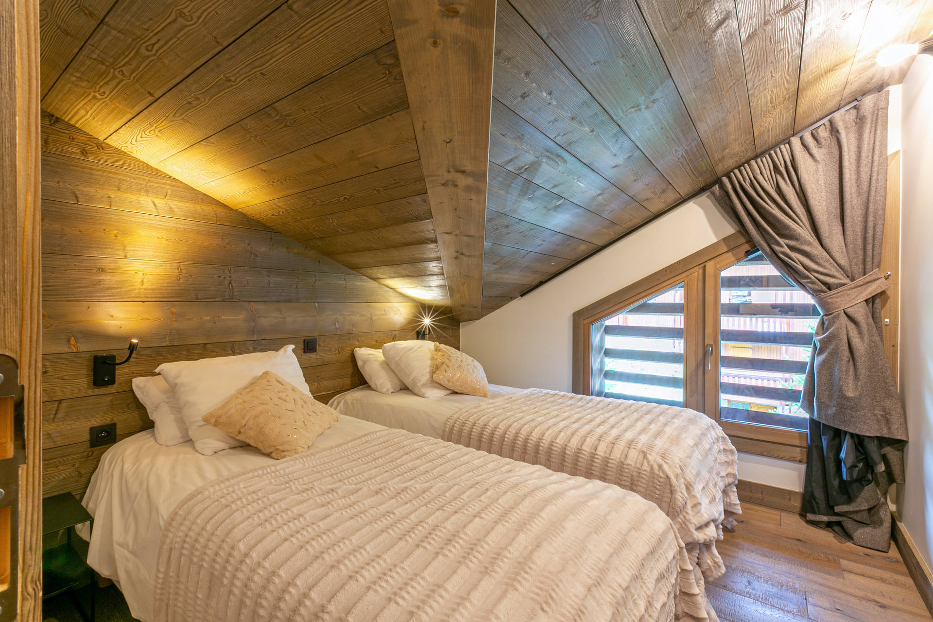 _lv_images__lot_0002340249_09_1456843