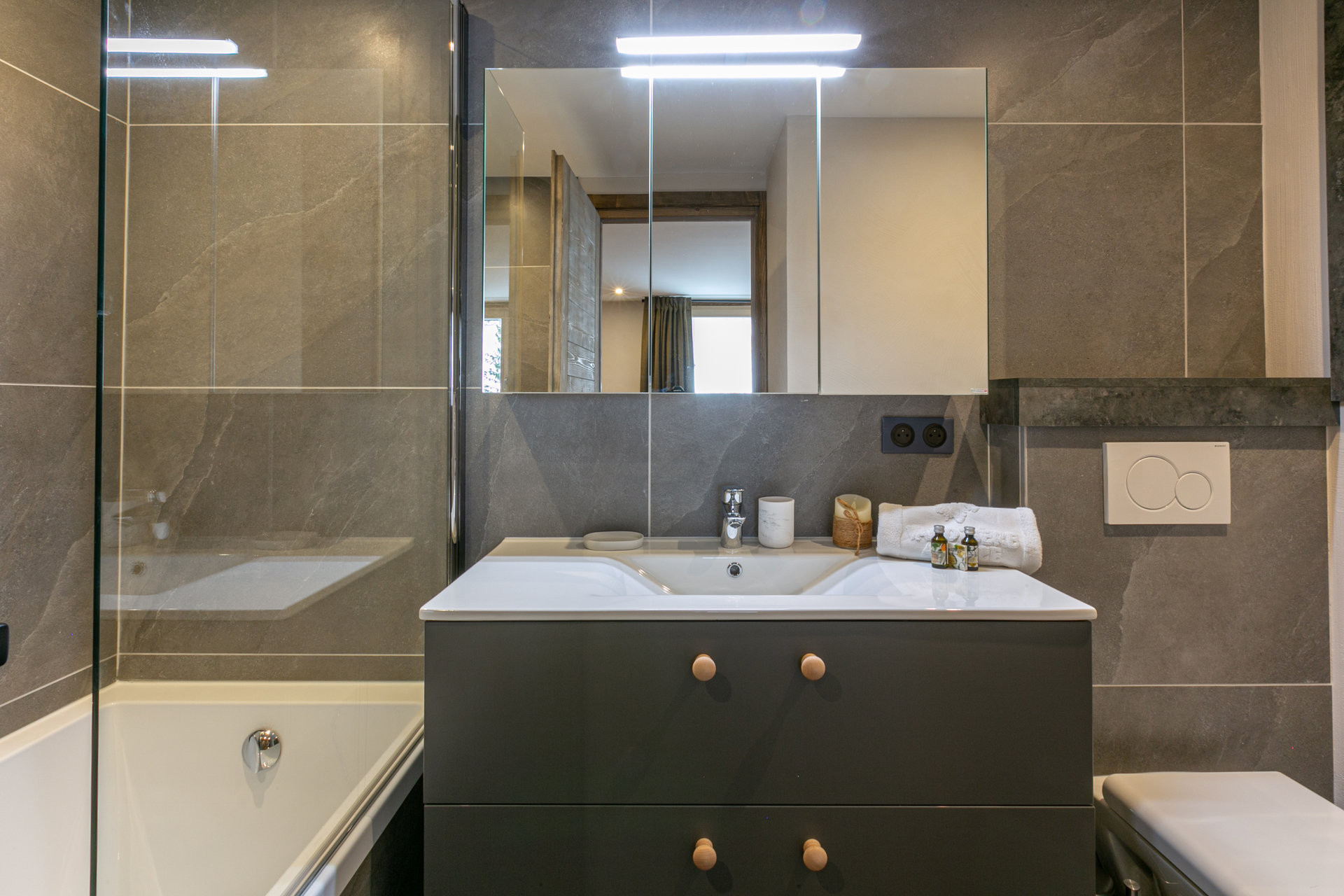 _lv_images__lot_0002340264_12_1457400