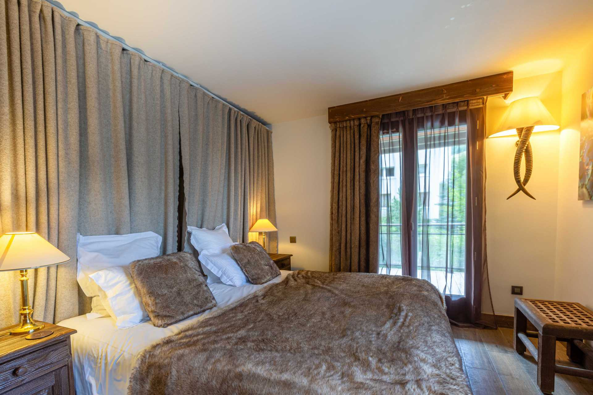 _lv_images__lot_0002340273_07_1457058