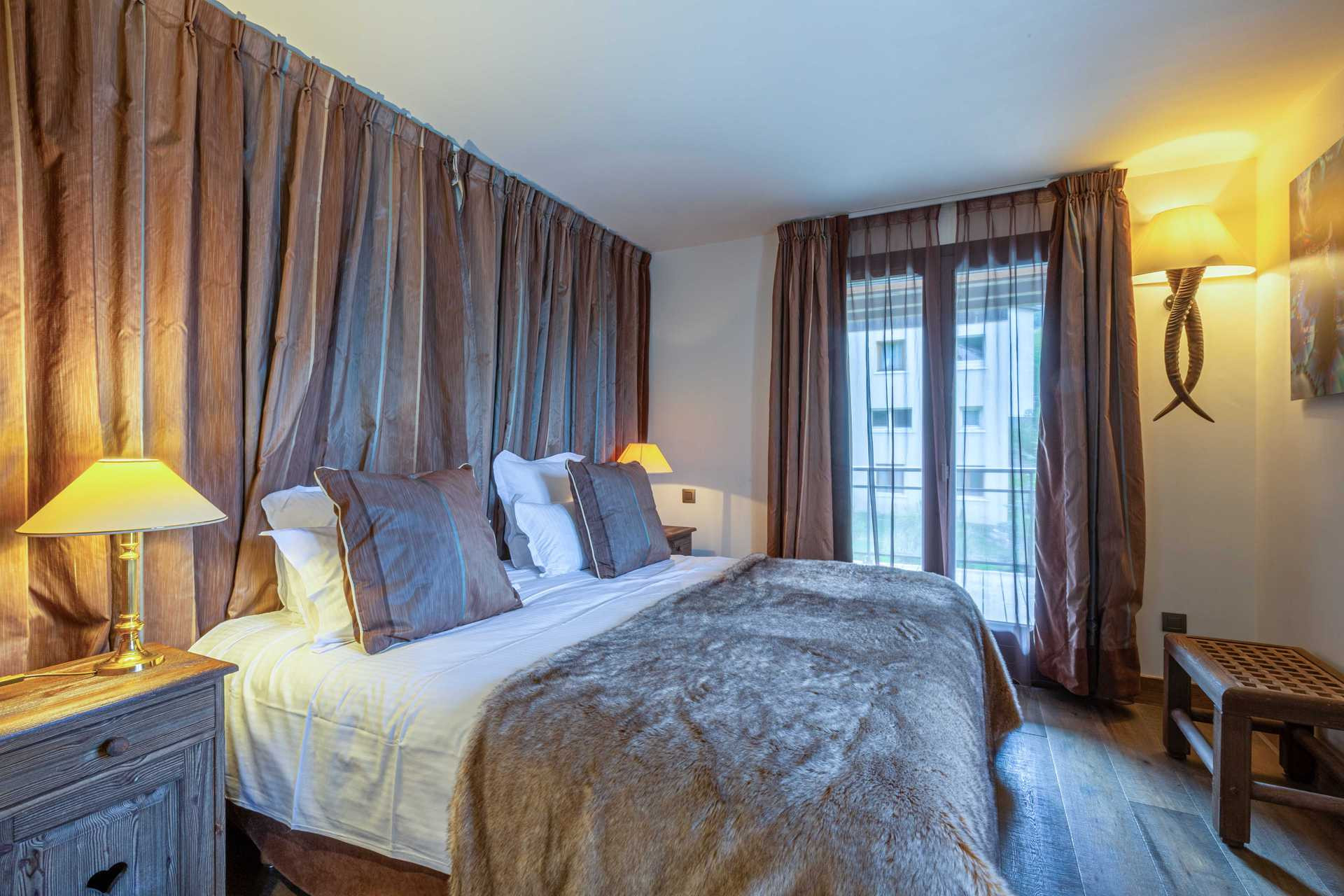 _lv_images__lot_0002340274_08_1457228