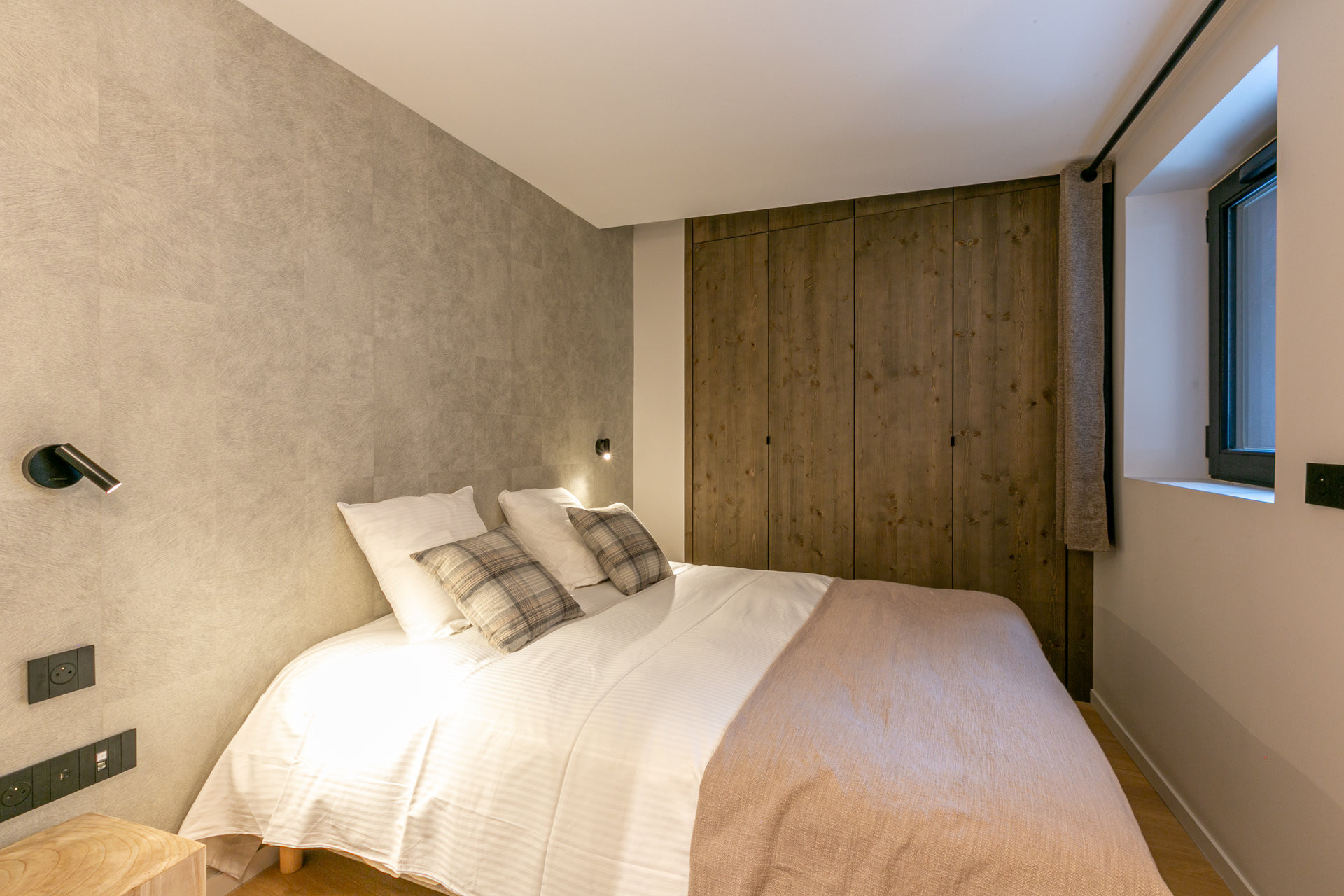 _lv_images__lot_0002340277_09_1457942